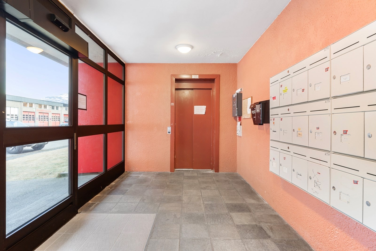 Leiligheten har trinnfri adkomst via hovedinngang og heis. Galleribilde