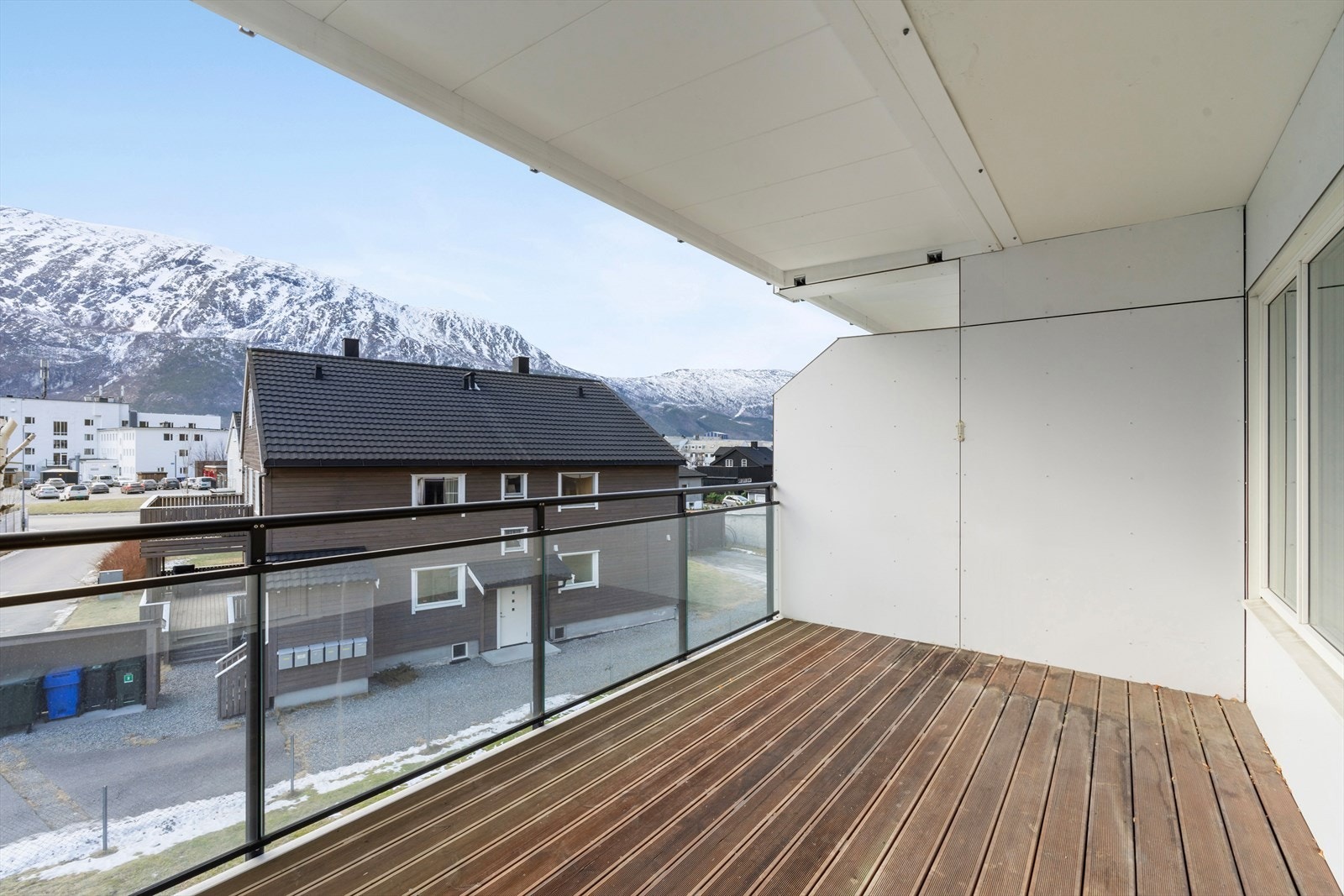 Fra verandaen har man fin utsikt mot Vikfjellet og Vettafjellet mot vest Galleribilde