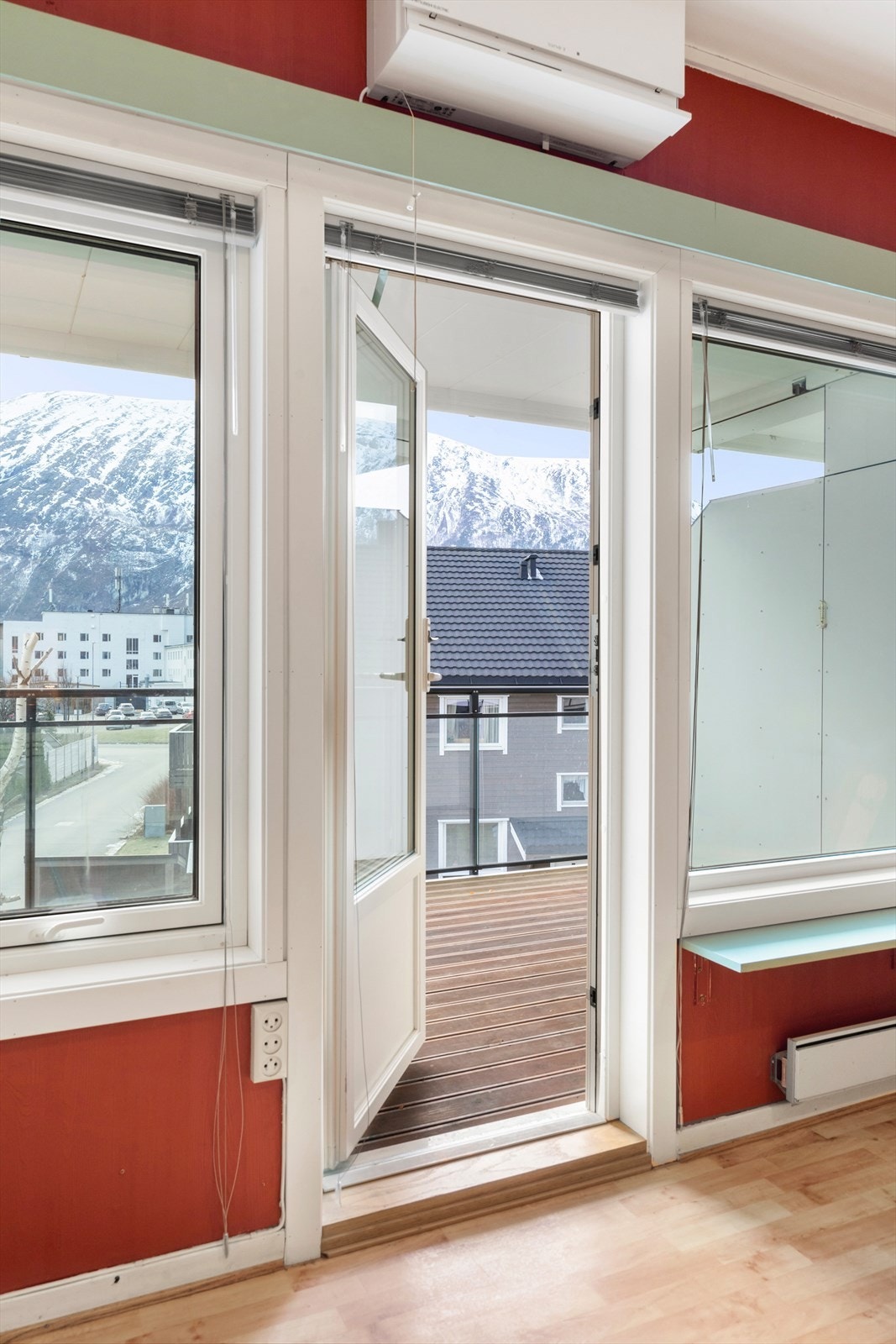 Man har utgang til veranda direkt fra stue, og enkel pumpe er montert over vinduene. Galleribilde