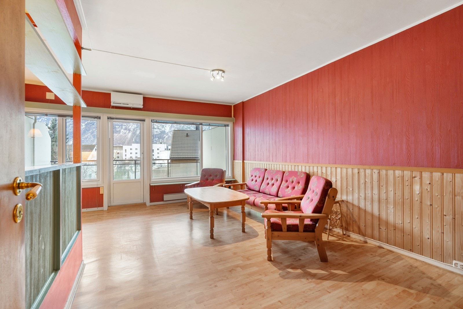 Store vinduer gir godt utsyn mot fjellene og naturlig lysinnslipp. Galleribilde