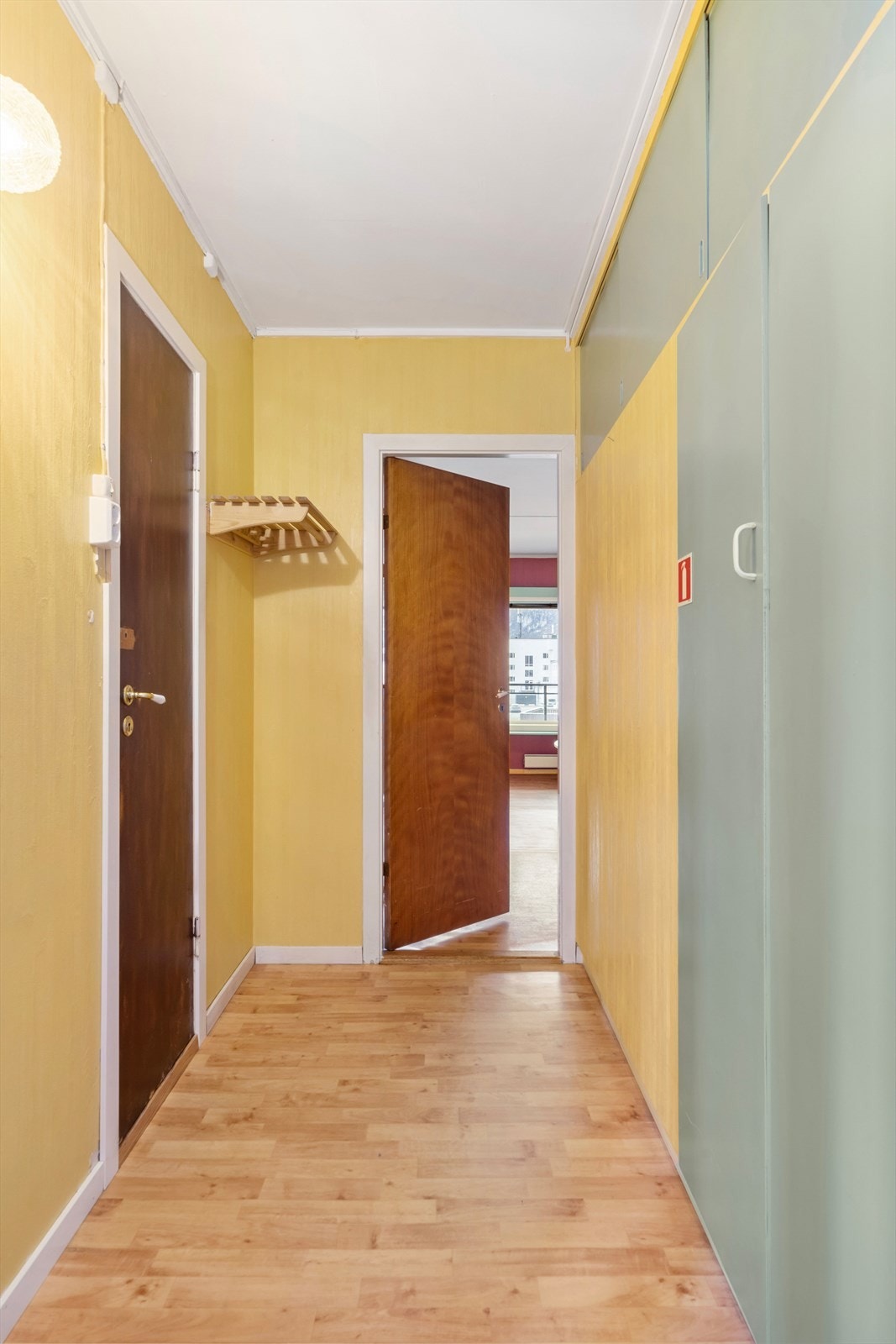 Entrè/ gang, med plassbygde garderobeskap, dør til bad til venstre og dør til stue/ kjøkken rett frem. Galleribilde