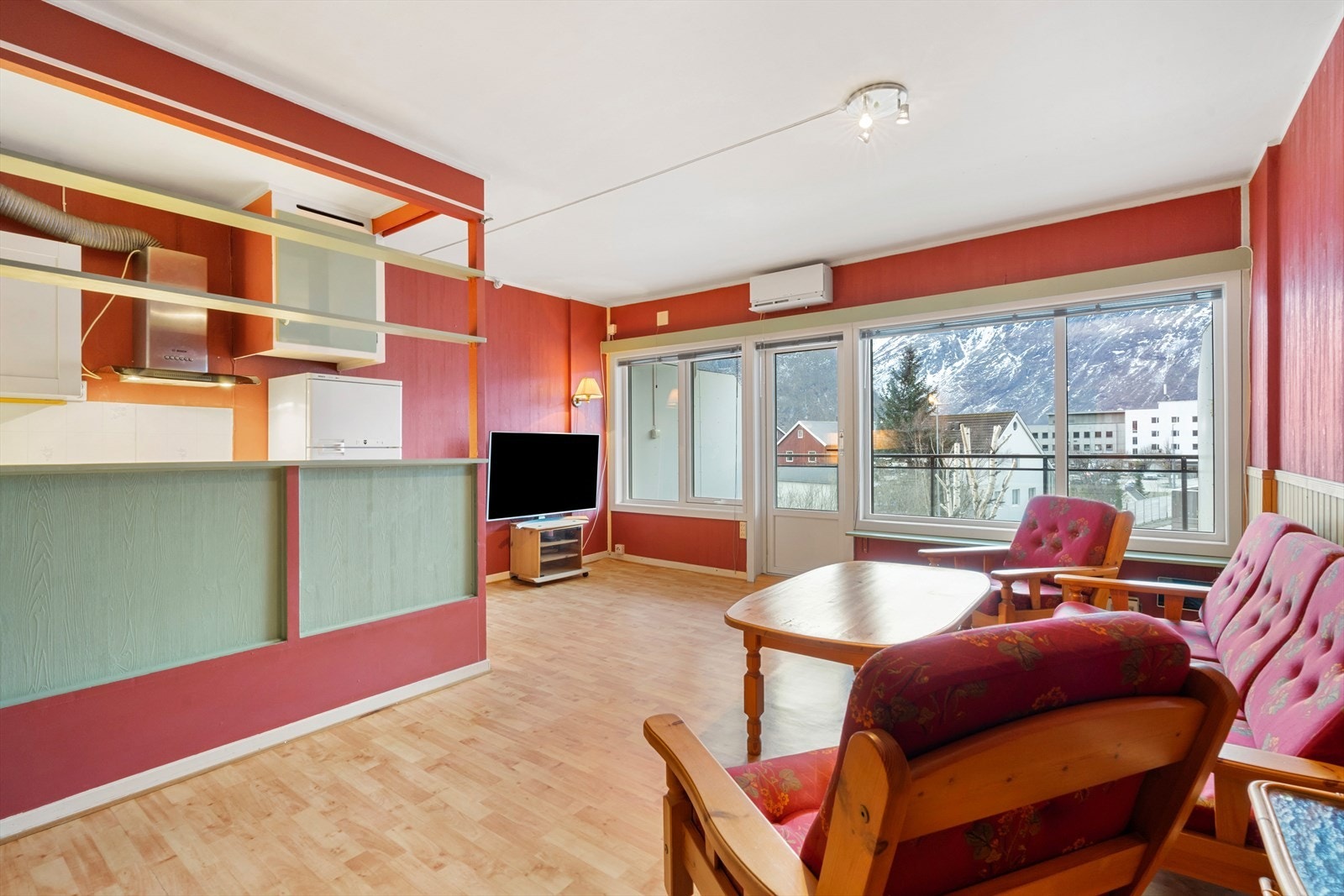 Leiligheten har stue med åpen løsning mot kjøkkenet. Galleribilde