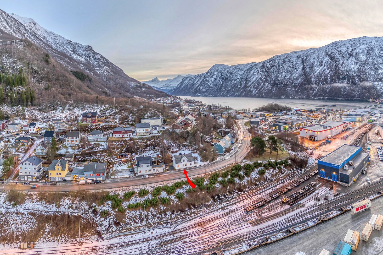 Boligen ligger på Fagernes og har fin utsikt, gangavstand til skole, barnehage og turområder. Galleribilde