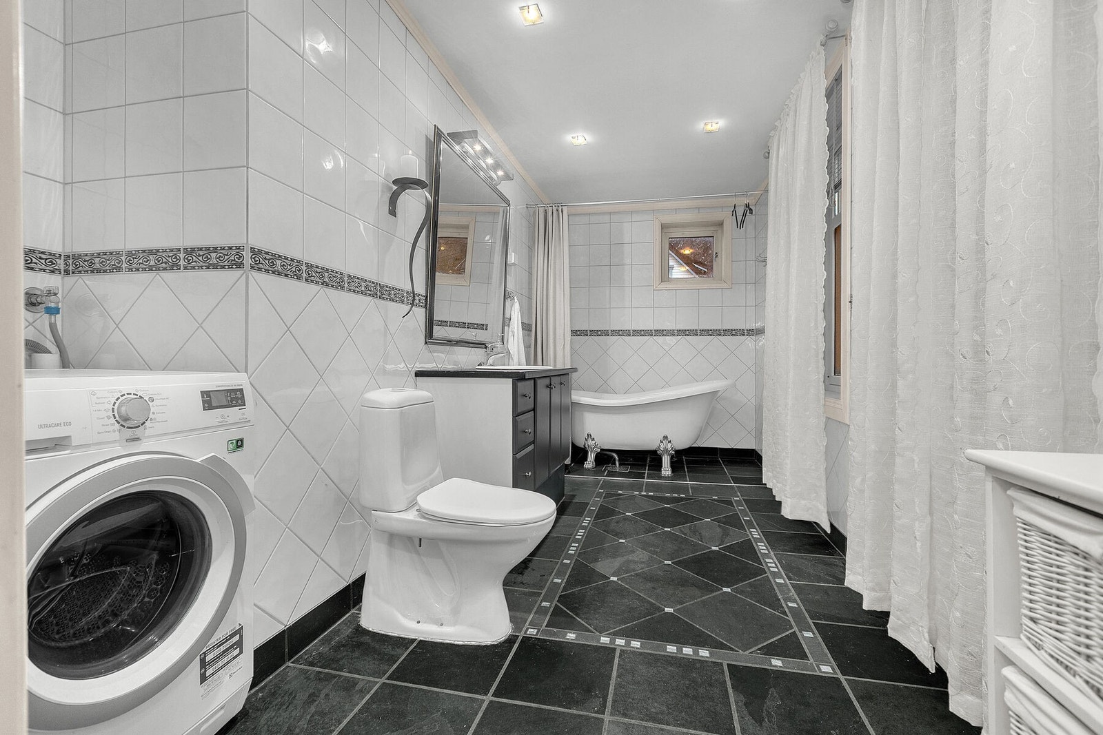 Flislagt bad med spotter i tak og varme i gulv. Galleribilde