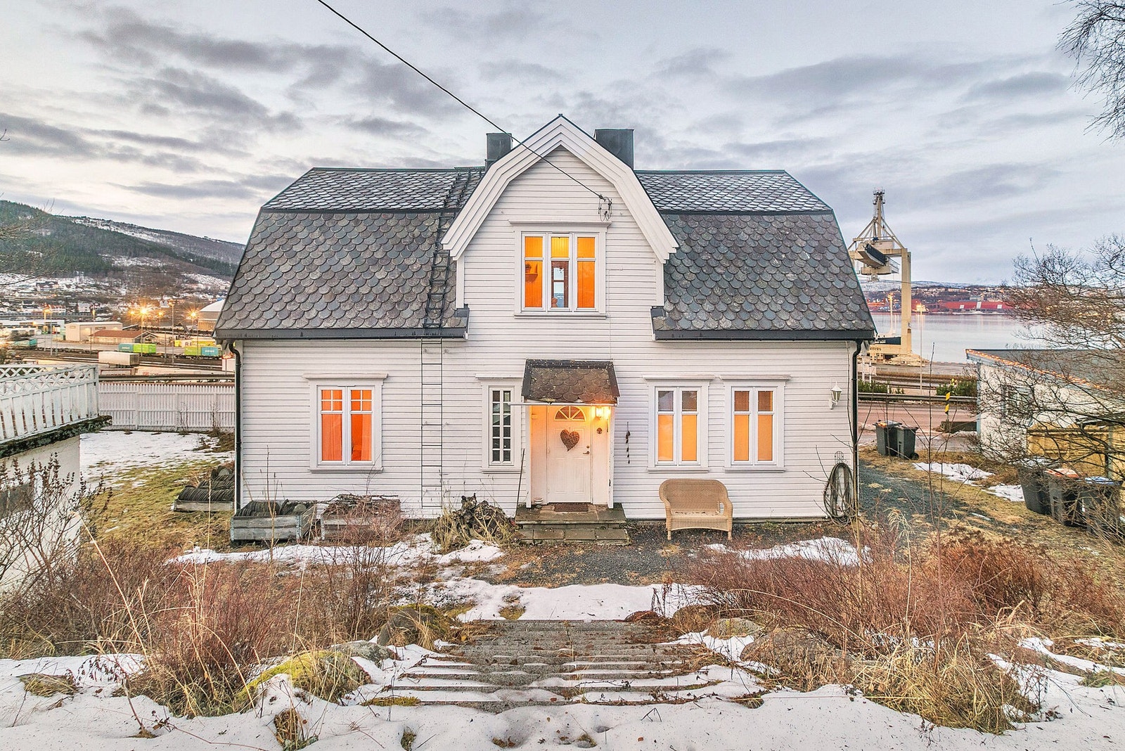 Boligen har romslig tomt og solgangen er god. Her kan du nyte solen store deler av døgnet. Galleribilde