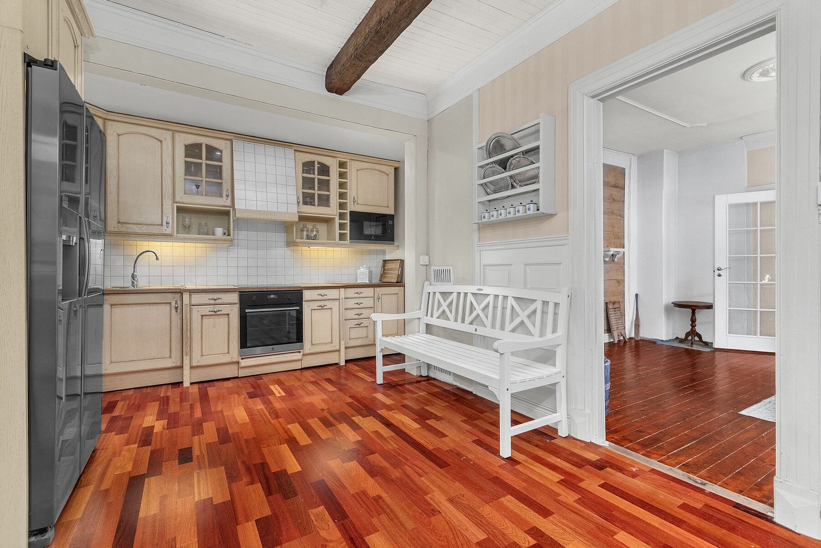 Romslig kjøkken med integrerte hvitevarer Galleribilde