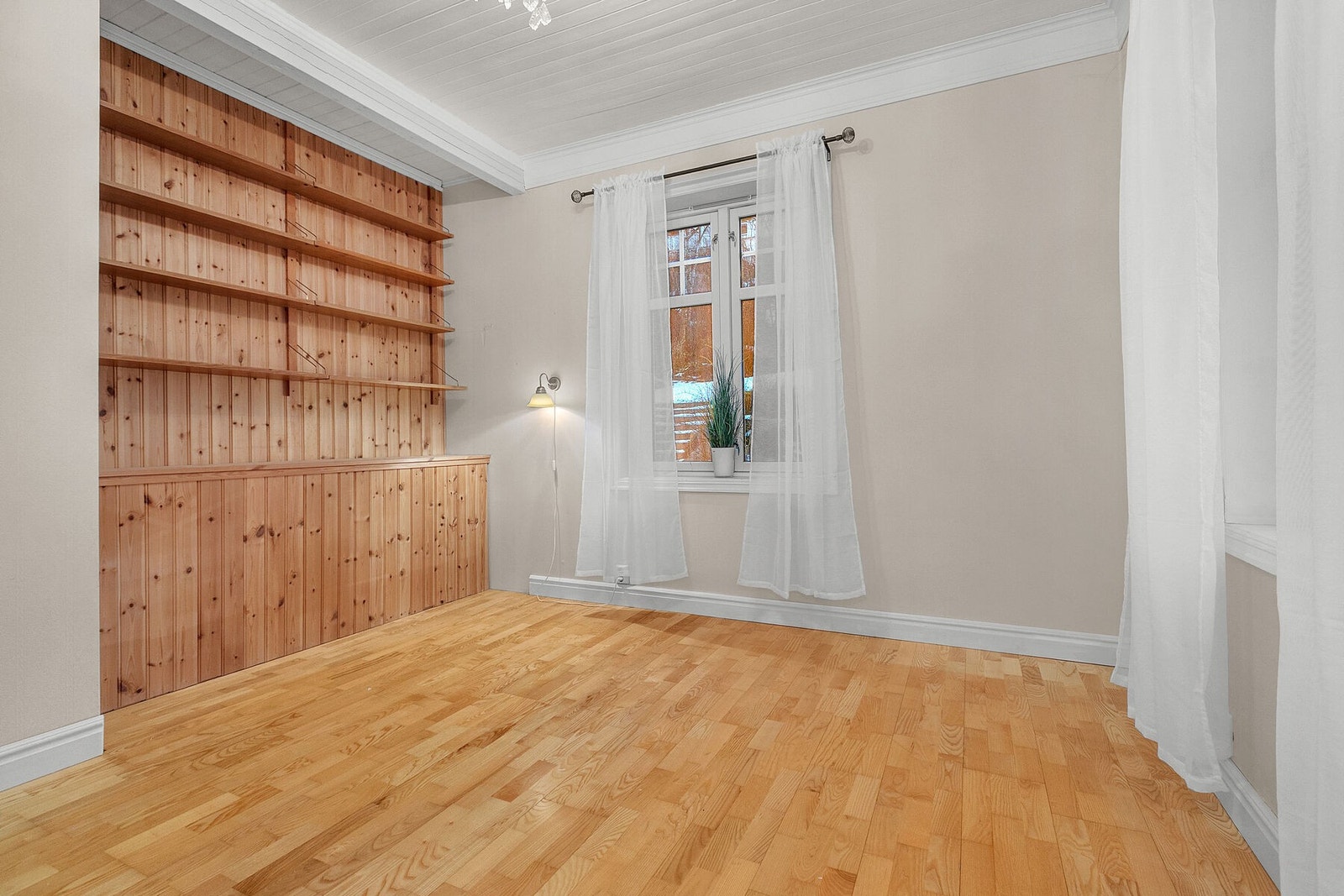 Soverom/bibliotek i 1. etasje Galleribilde