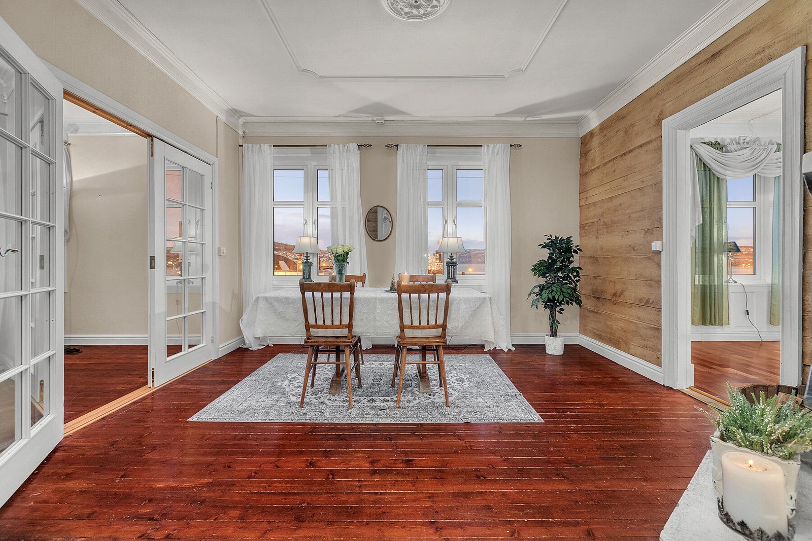 Spisestue - rustikk stil med god takhøyde. Her nyter du de gode måltider med venner og familie. Galleribilde