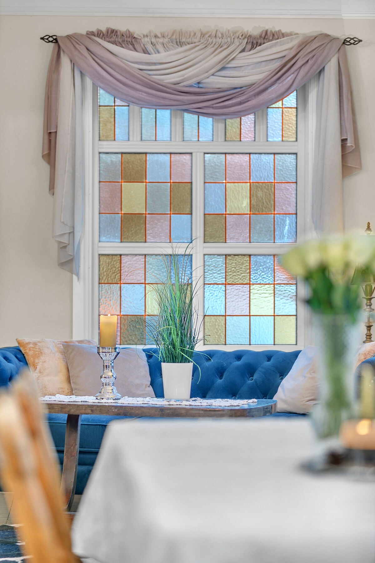 I stuen er det et blyglassvindu - dette skaper en unik stemning og atmosfære! Galleribilde