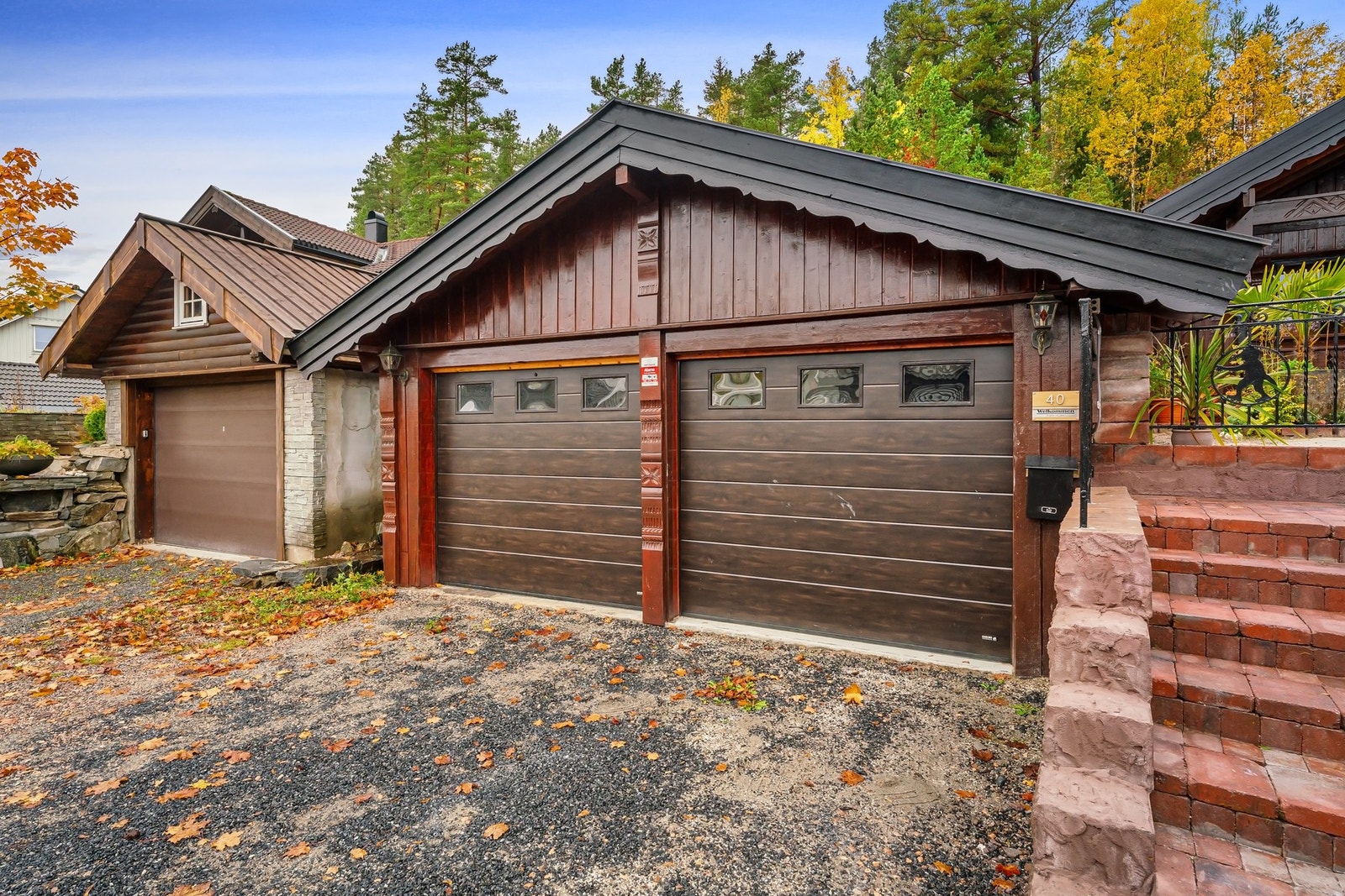 Dobbelgarasje med god plass til to biler og rikelig med oppbevaringsplass. Galleribilde