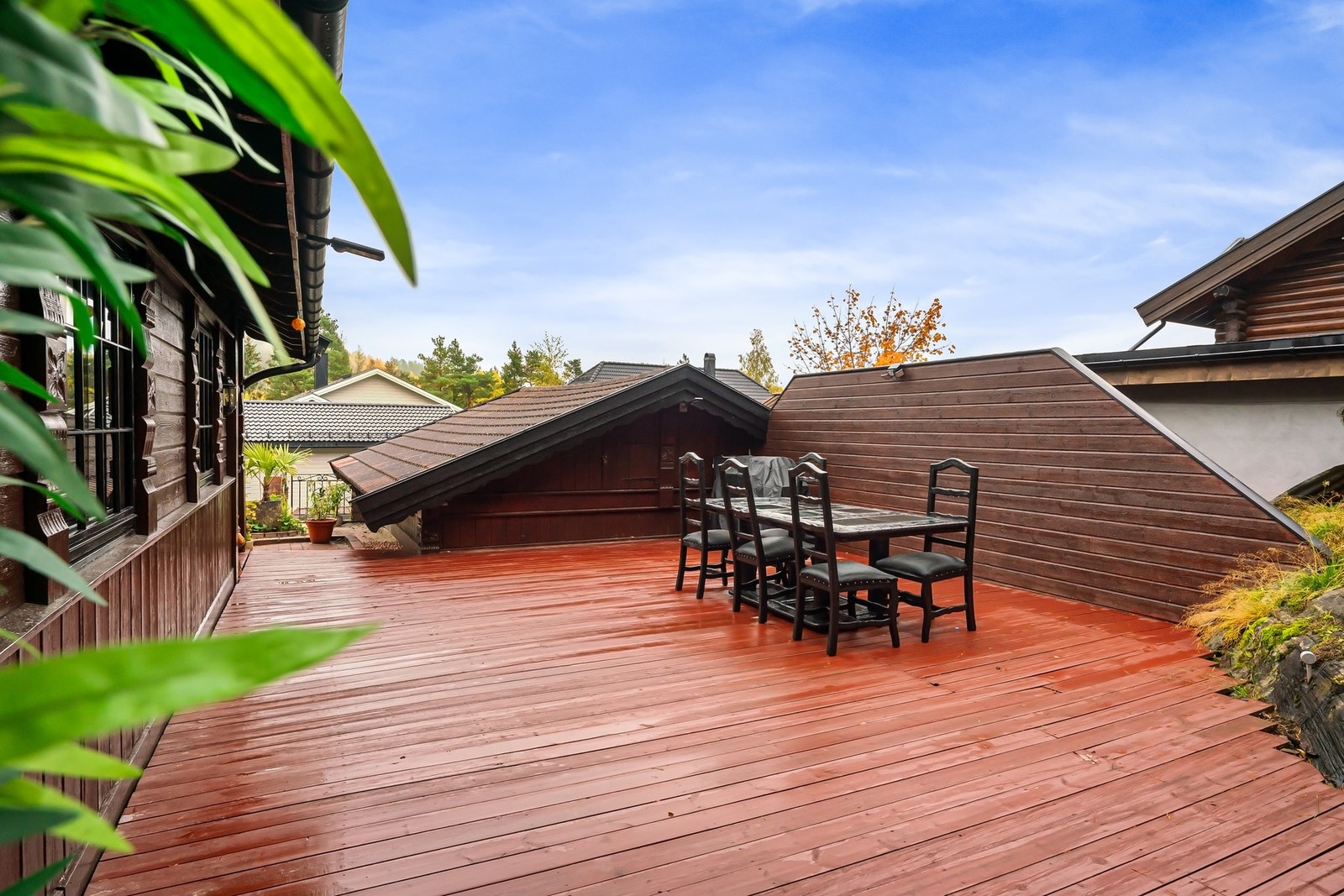 Solrike uteområder med romslig terrasse gir perfekte rammer for lek, avslapning og hyggelige stunder med familie og venner. Galleribilde