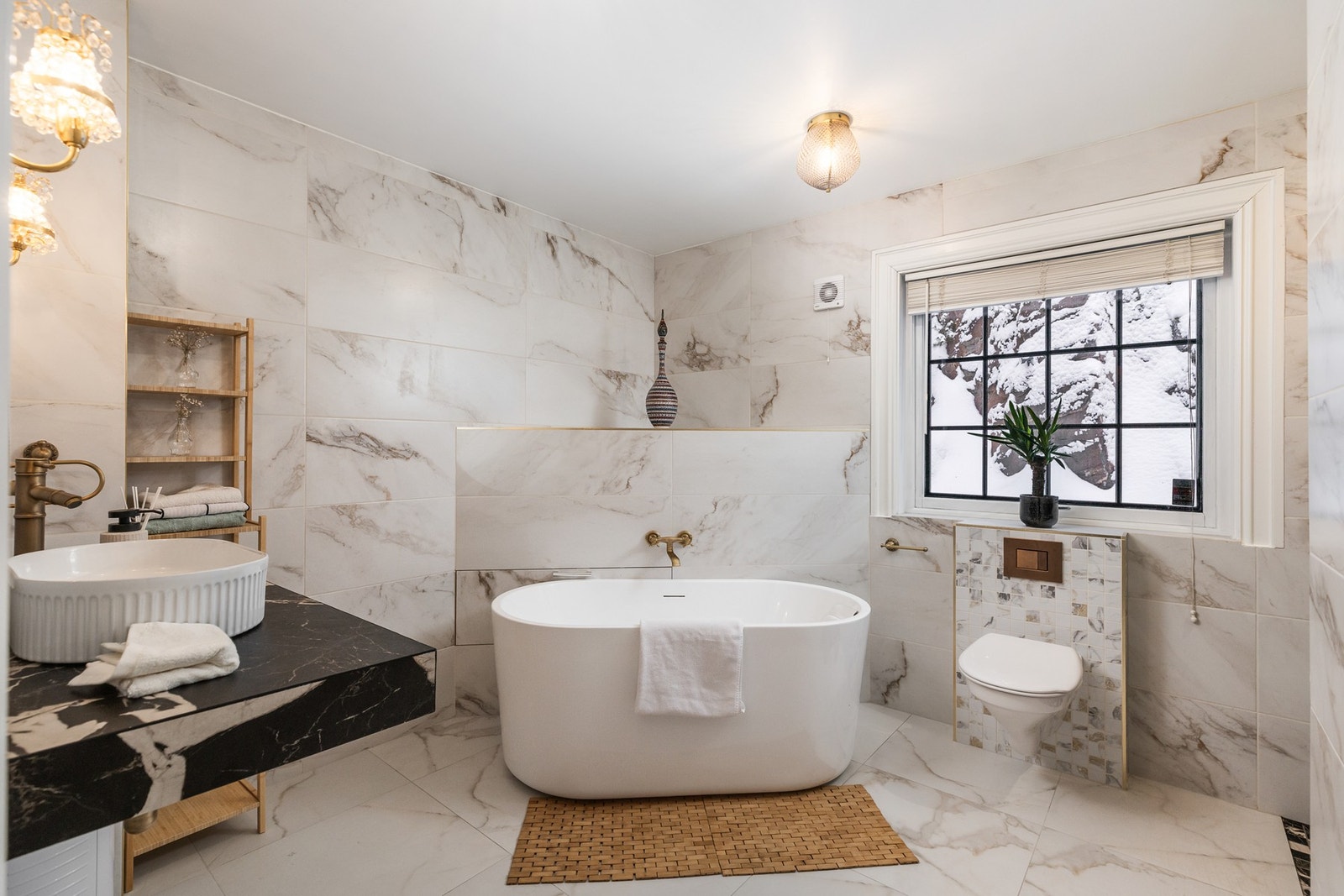 Boligen har to delikate og oppgraderte baderom. Galleribilde