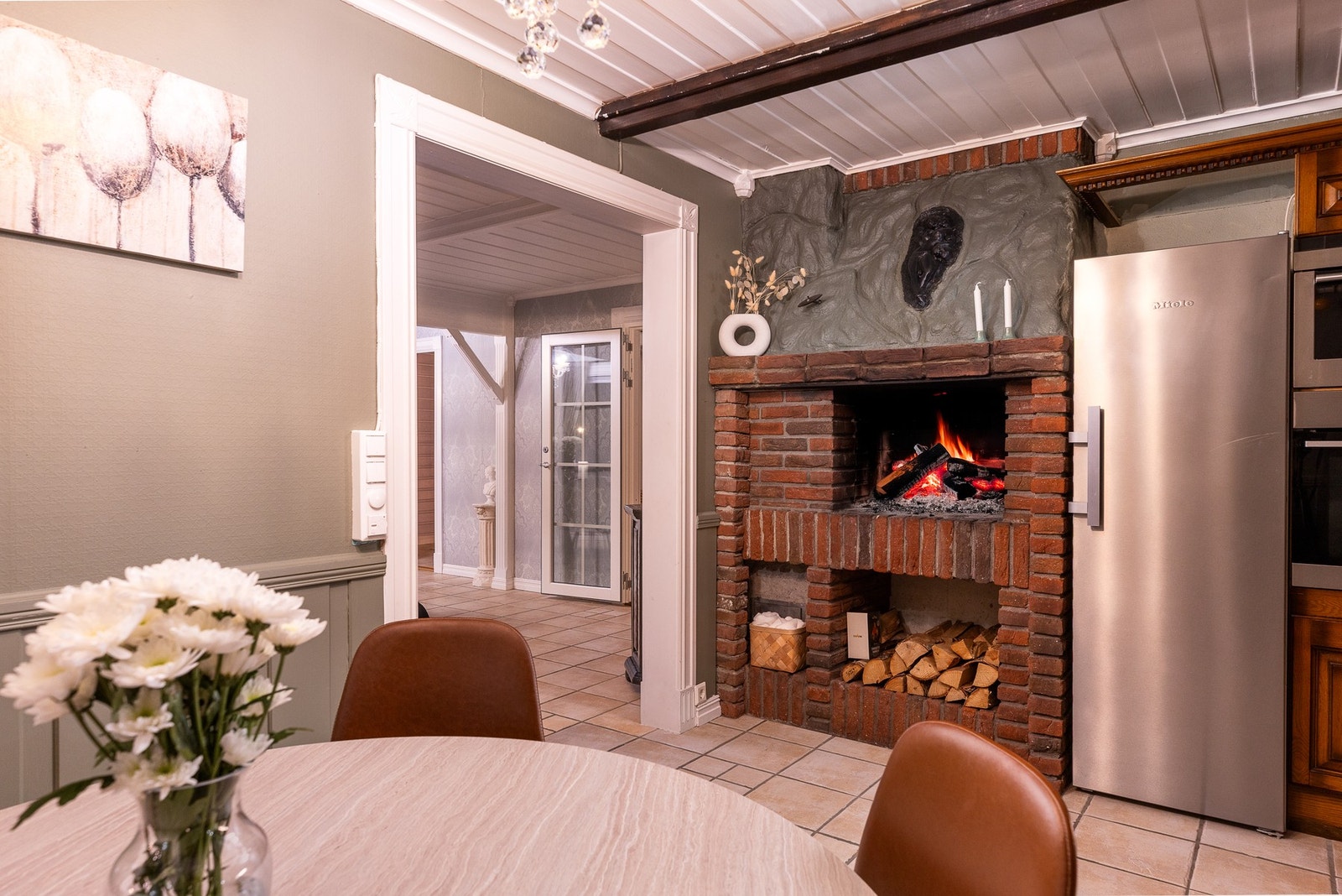 Boligen har peis på kjøkken og i stue som skaper en lun og hyggelig atmosfære. Galleribilde