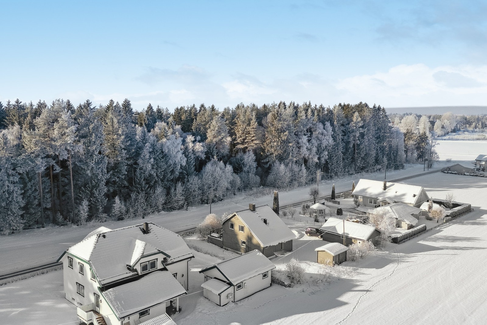 Kun en kort spasertur til Jessheim sentrum med et levende bymiljø, hyggelige kafeer og et bredt servicetilbud. Galleribilde