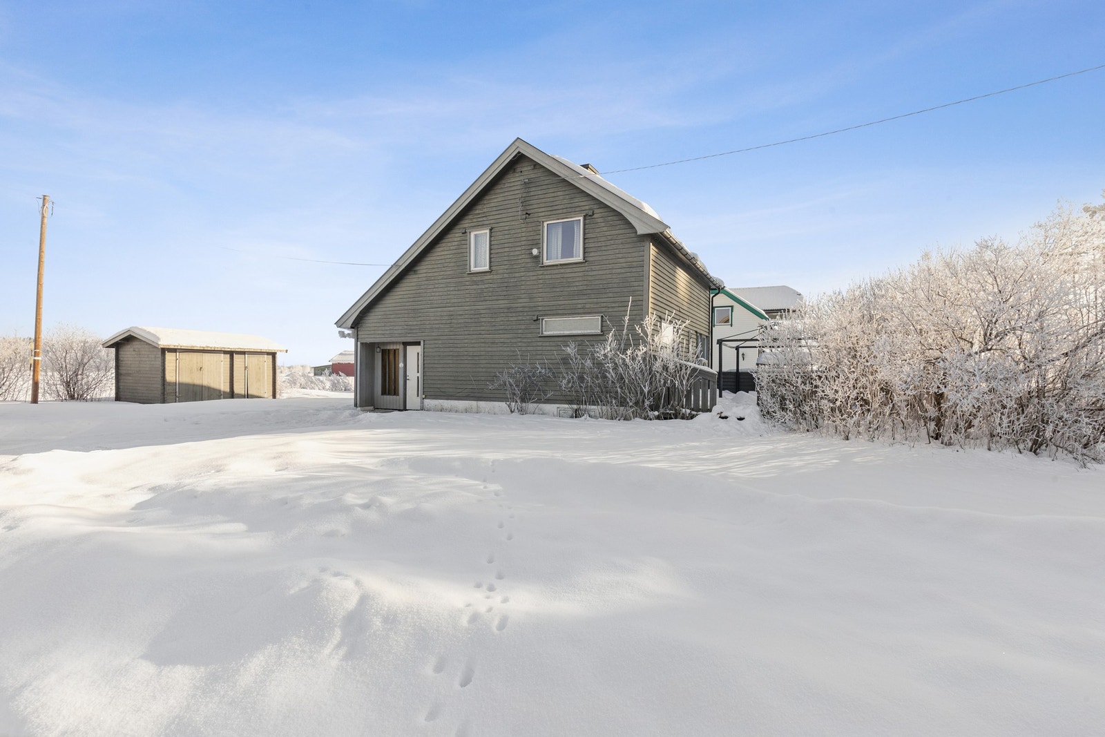 Myrvegen 31 ligger i et attraktivt og familievennlig boligområde på Jessheim, kjent for sitt rolige preg og minimale gjennomgangstrafikk. Galleribilde