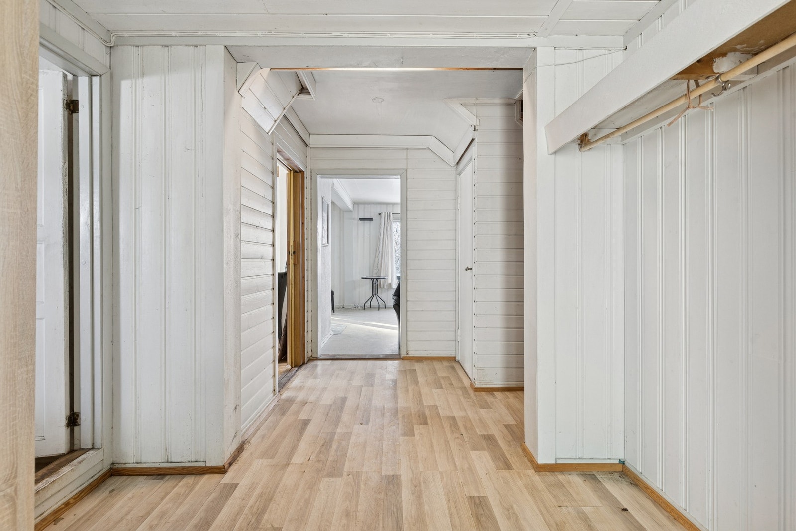 Romslig gang med muligheter for garderobeløsninger. Galleribilde