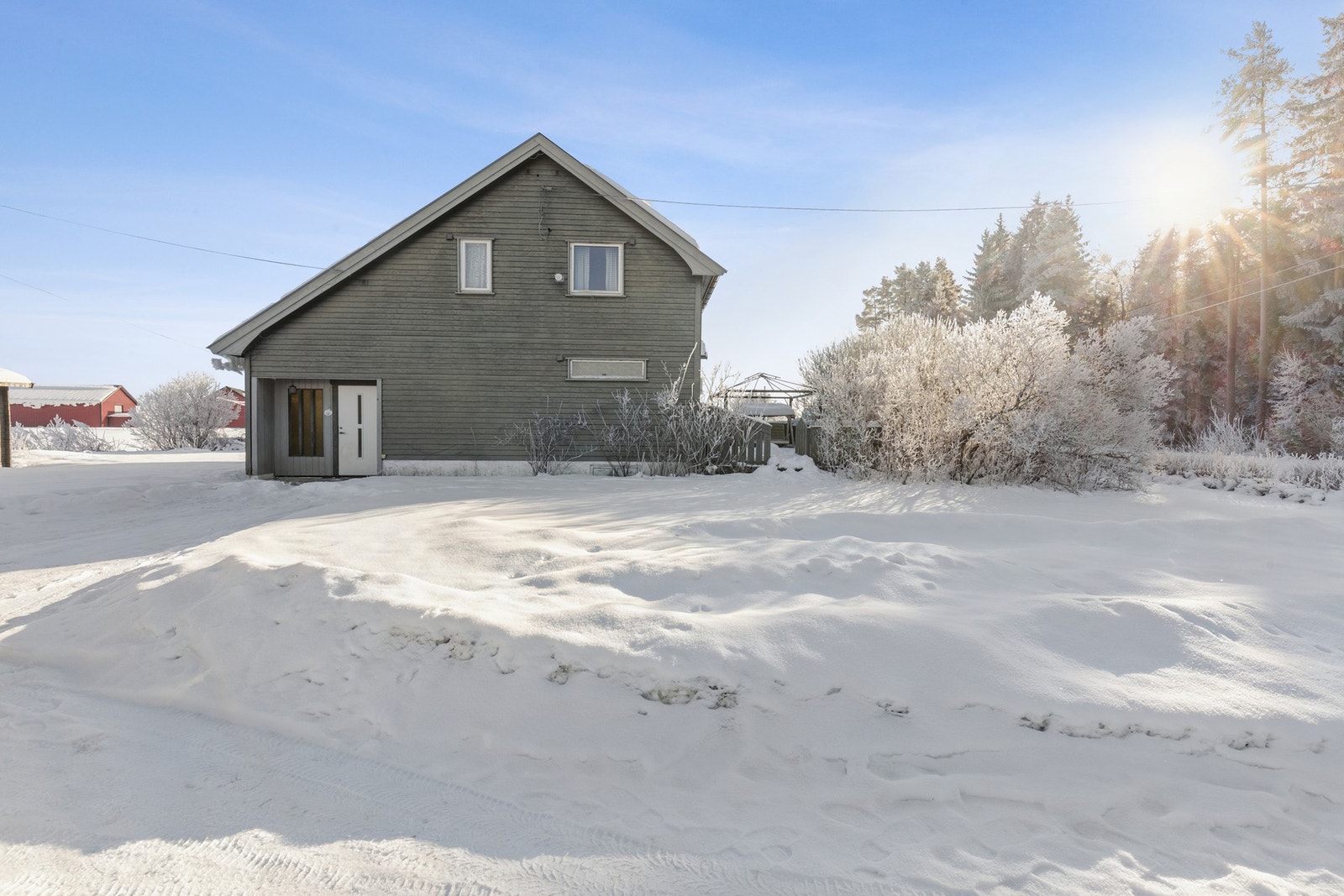 Boligen har egen garasje og utebod. Galleribilde