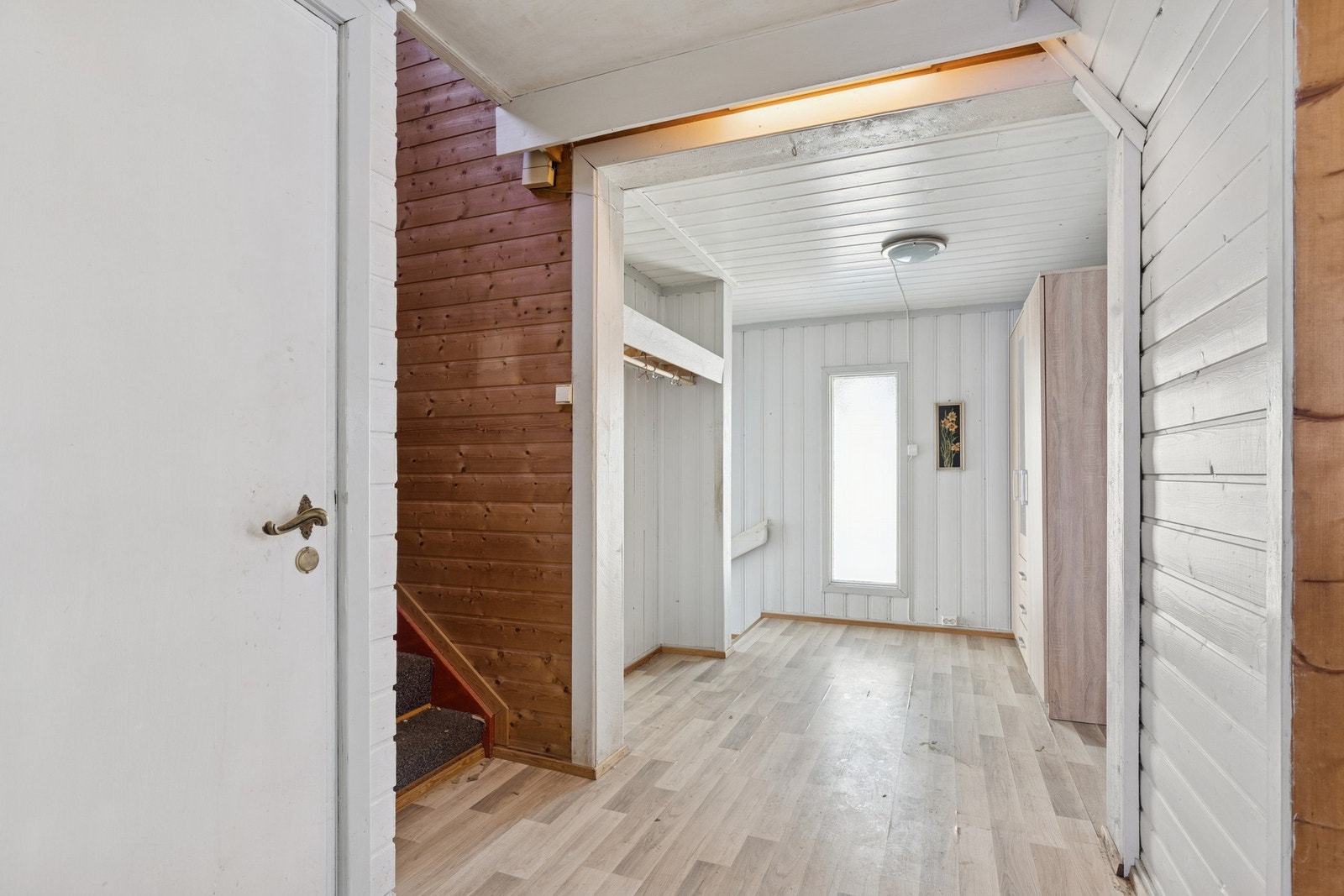 Boligen har egen inngang ved entré med videre tilgang til resten av boligen. Galleribilde