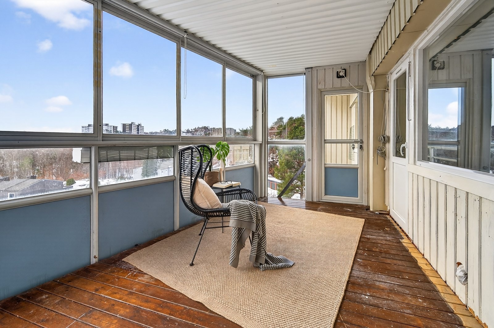 Her ligger man luftig til i usjenerte omgivelser hvor det også er utgang til en luftebalkong Galleribilde