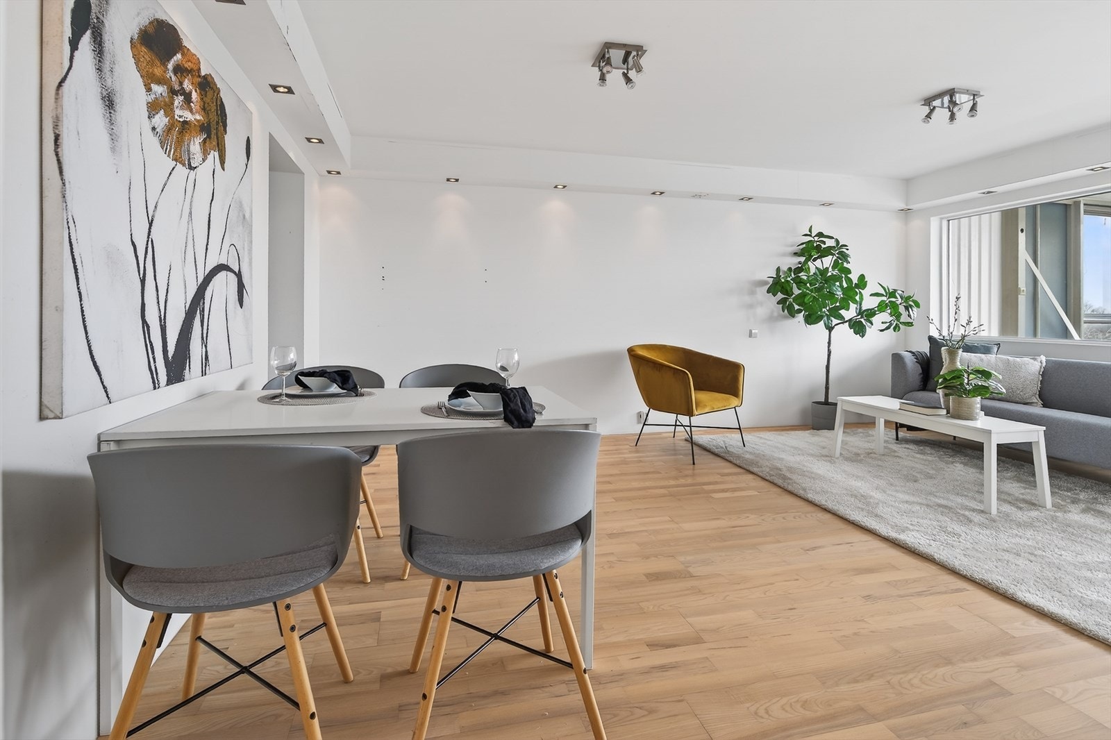 Det er store vinduer som sørger for godt med naturlig lys inn i rommet Galleribilde