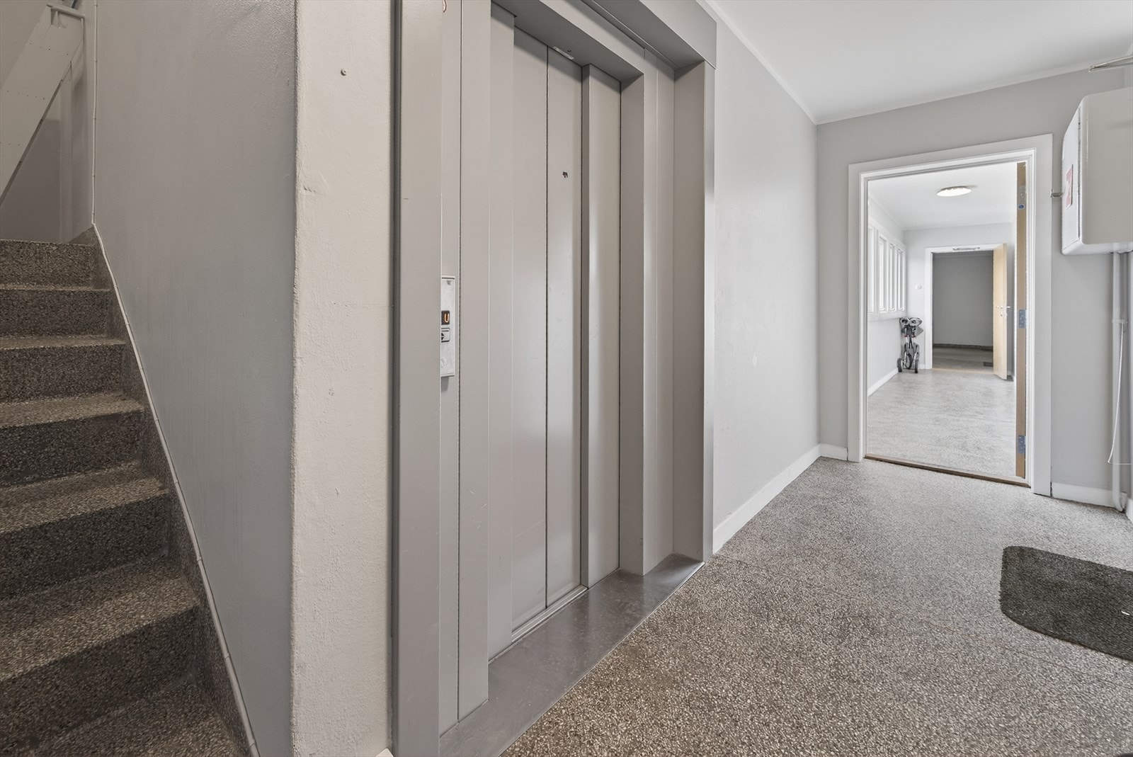 Det er heis rett på utsiden av døren til leiligheten som tar deg ned til inngangsetasje Galleribilde