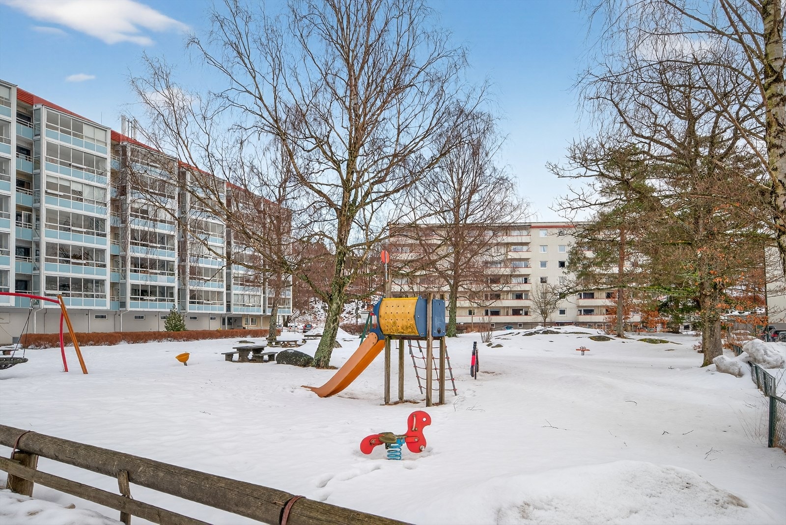 Leiligheten har en meget sentral beliggenhet i Vågsbygd, med kort avstand til dagligvarebutikker, trekanten senter og Amfi Vågsbygd. Bussholdplass er også i gangavstand fra blokken. Galleribilde