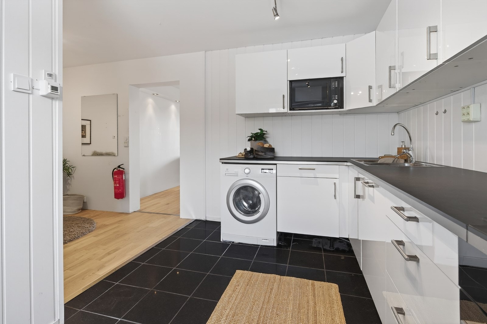 Det er god benk og skapplass i kjøkken Galleribilde