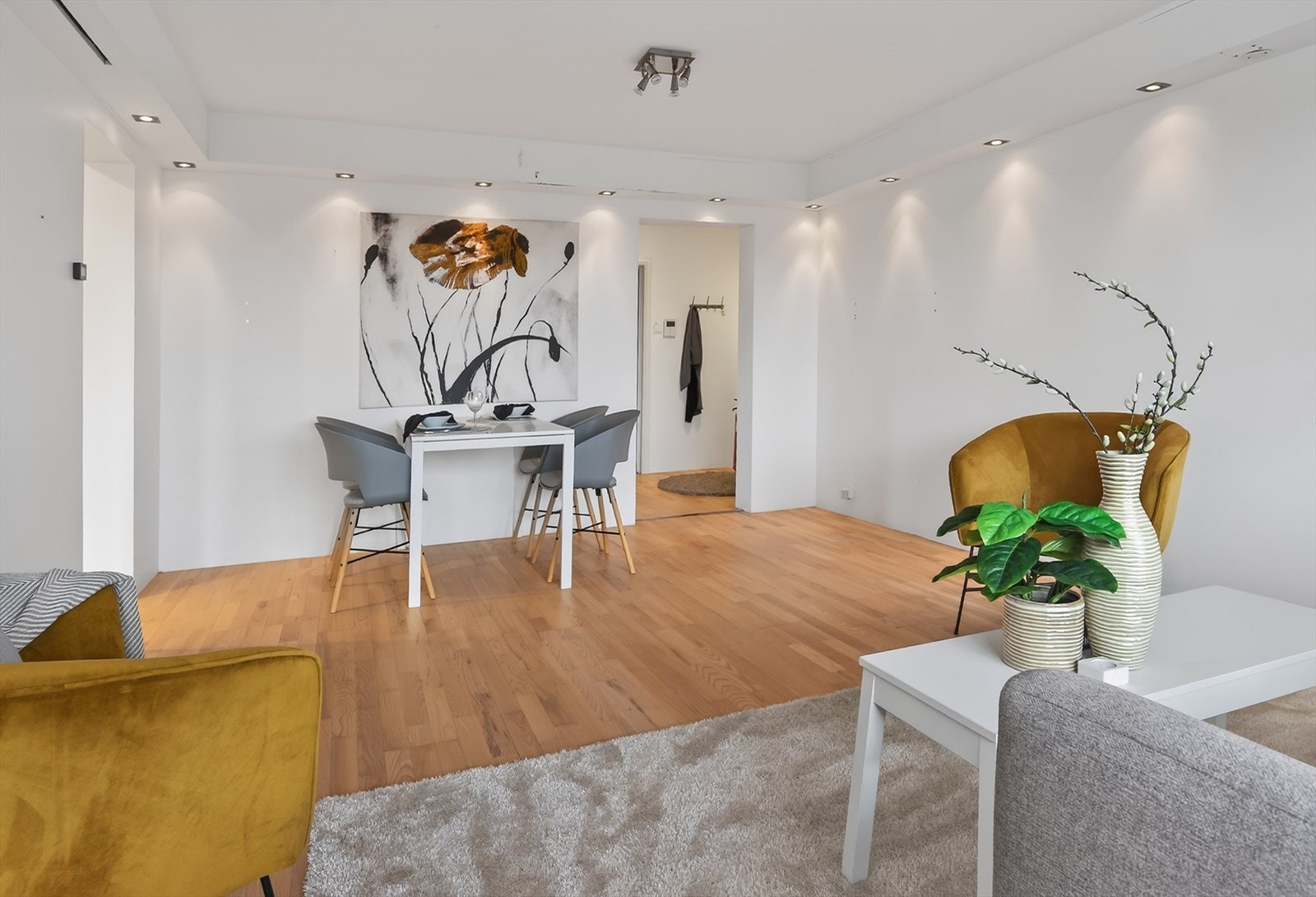 Det er god plass til sofa, spisebord og annet møblement i stue Galleribilde