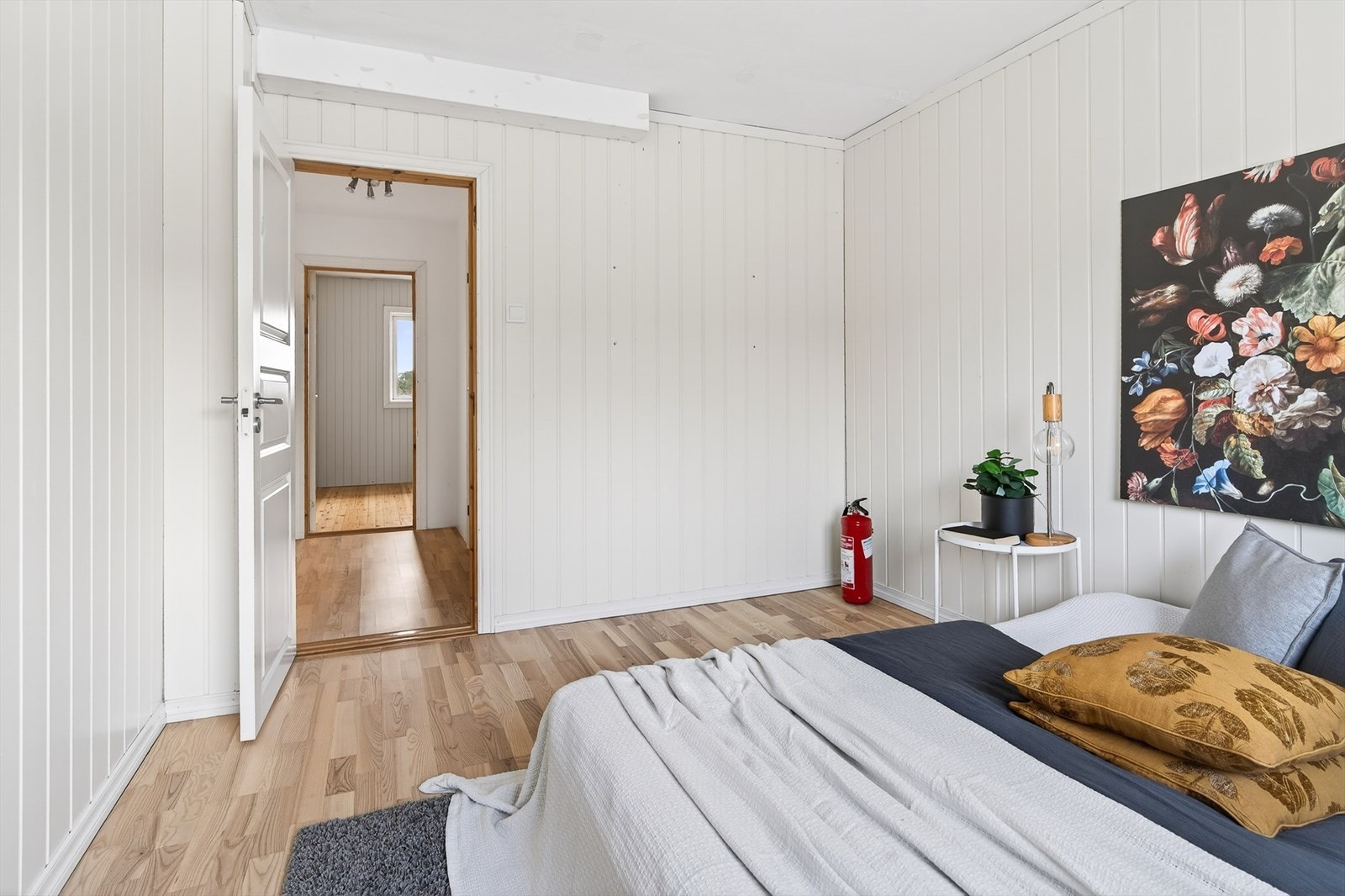 Det er god plass til seng og garderobe i rommet Galleribilde