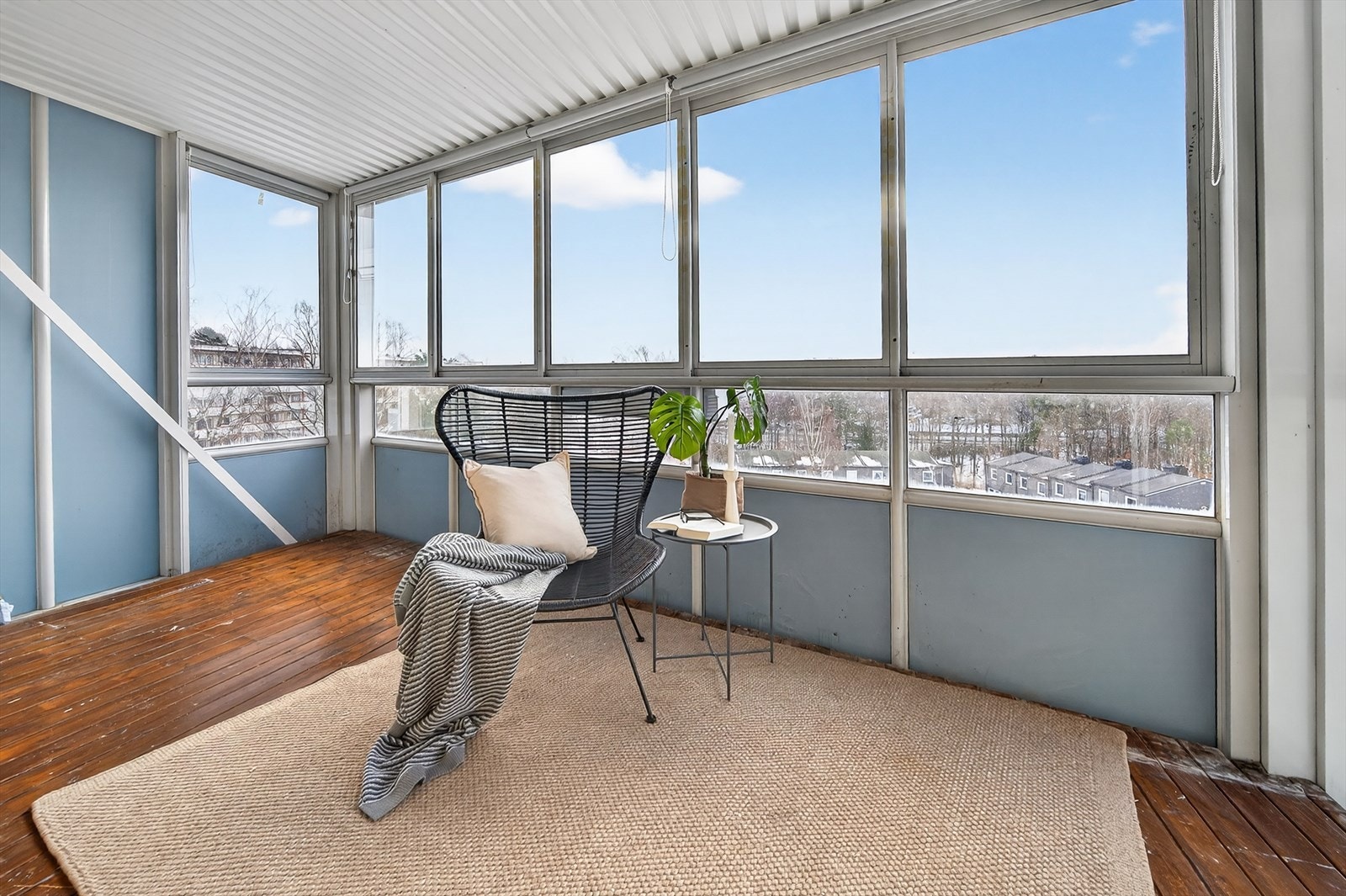 Leiligheten har en innglasset balkong som kan fungere som en ekstra stue på vår/sommerhalvåret Galleribilde