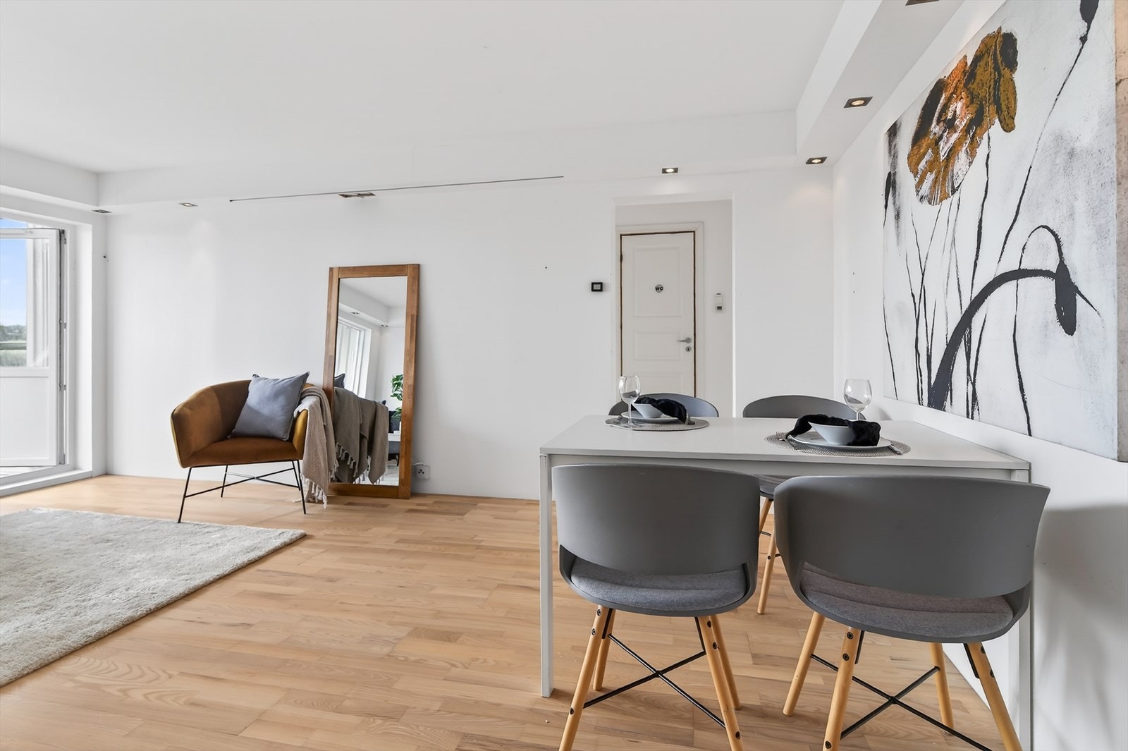 Stuen er lys og luftig med noe oppussingsbehov. Bak speil i stue er det hull i veggen, og det er registrert et større merke bak bilde til høyre. Galleribilde