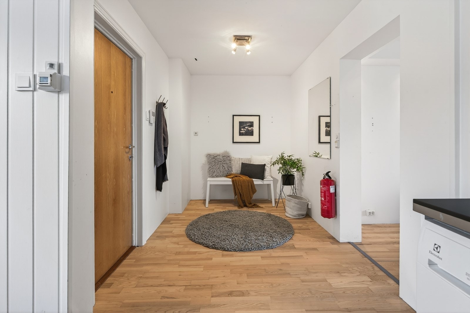 Fra ytterdøren kommer du inn i en luftig gang med åpen kjøkkenløsning. Her har du god plass til garderobeskap om ønskelig. Det er calling anlegg ved inngangsdør, og tilgang til heis rett på utsiden av døren Galleribilde