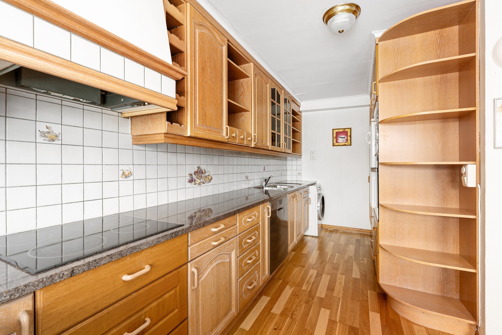 Kjøkken med opplegg vaskemaskin på innerste del Galleribilde