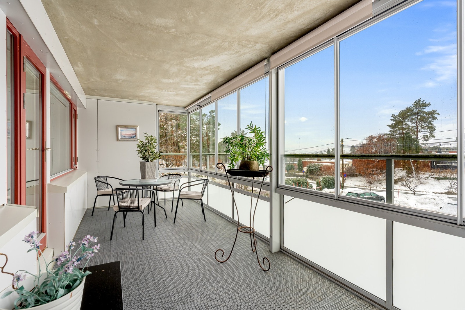 Stor, innglasset balkong som vender mot vest Galleribilde