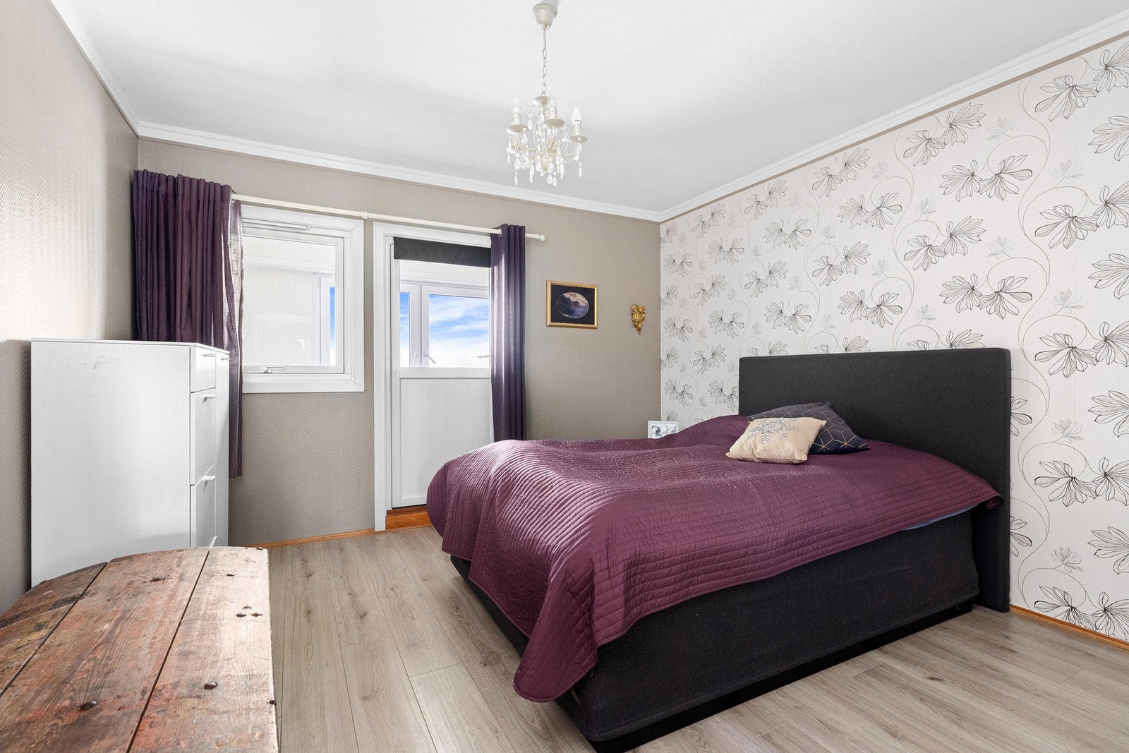 Soverom 1 med utgang til inneglasset balkong Galleribilde