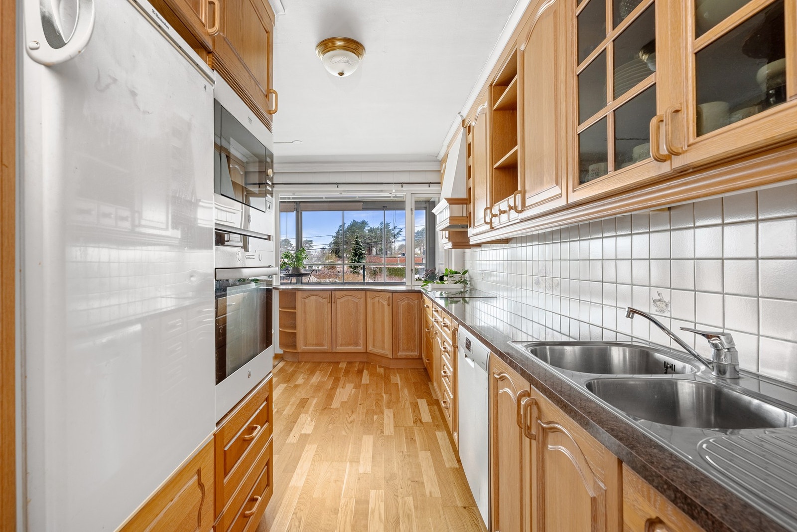 Kjøkken med integrerte hvitevarer Galleribilde