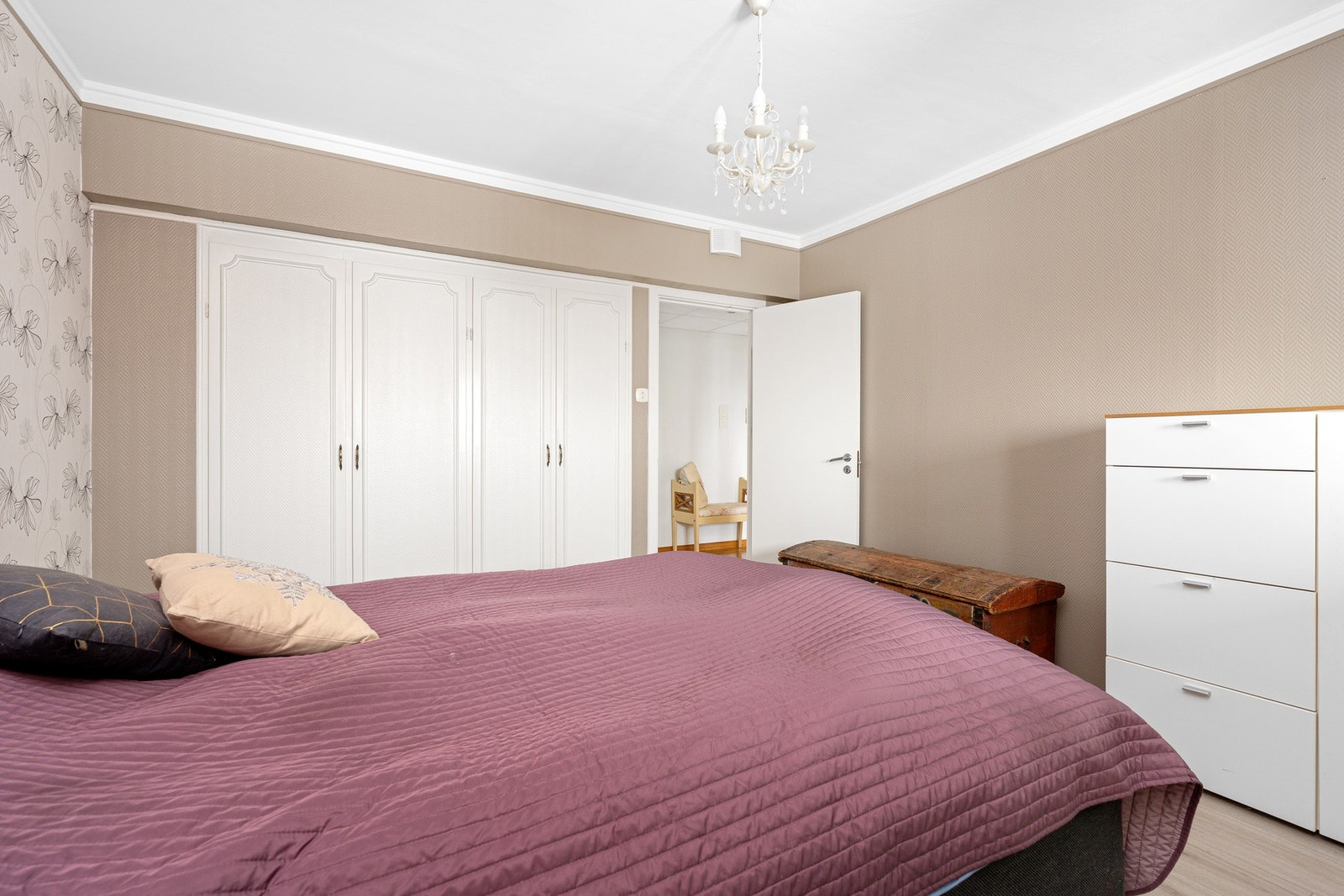 Hovedsoverommet - soverom 1 med rikelig skapplass Galleribilde