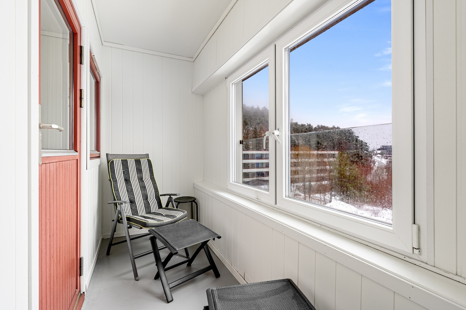 Innglasset balkong med flott sjøutsikt Galleribilde