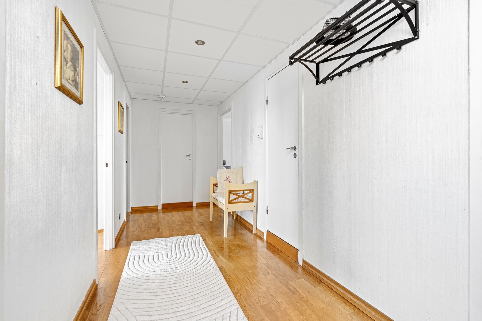 Entre med garderobeplass Galleribilde