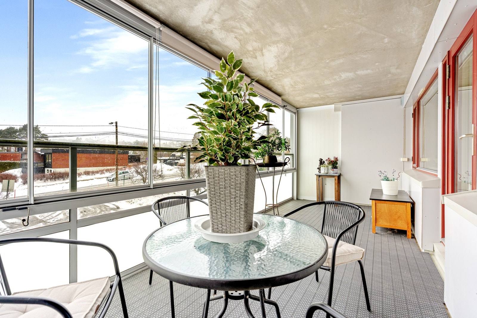 Balkongen er glasset inn med vinduer som kan skyves til side Galleribilde