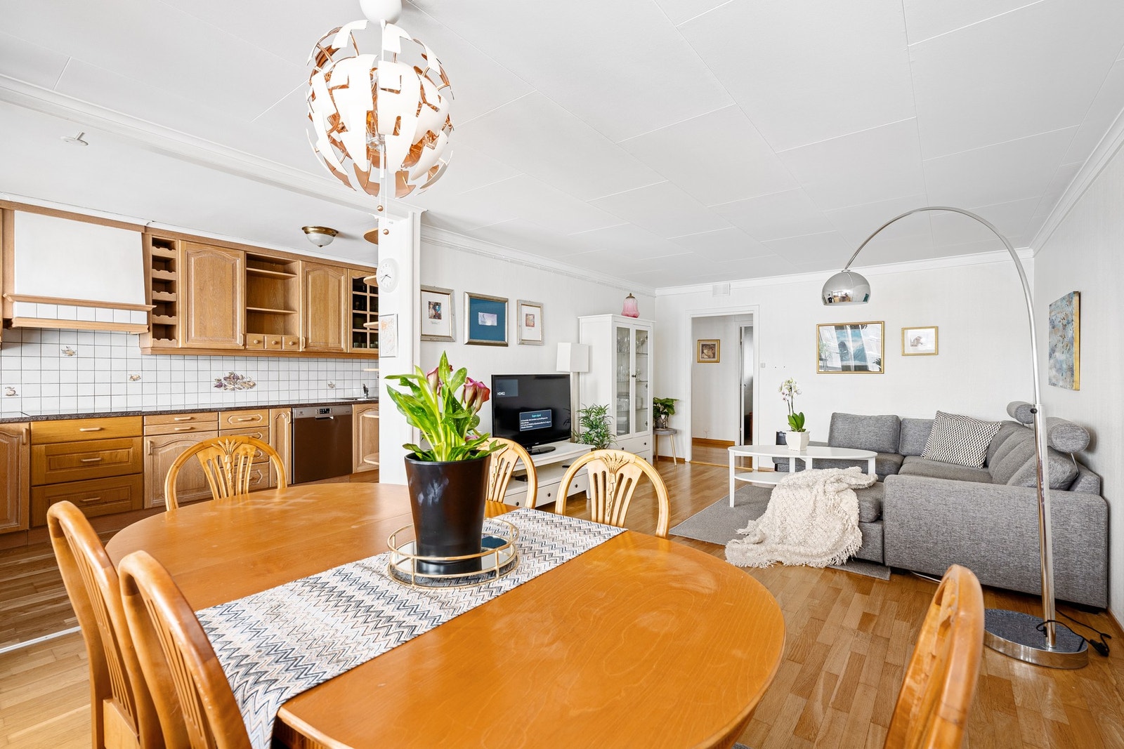 Spisestue/stue Galleribilde