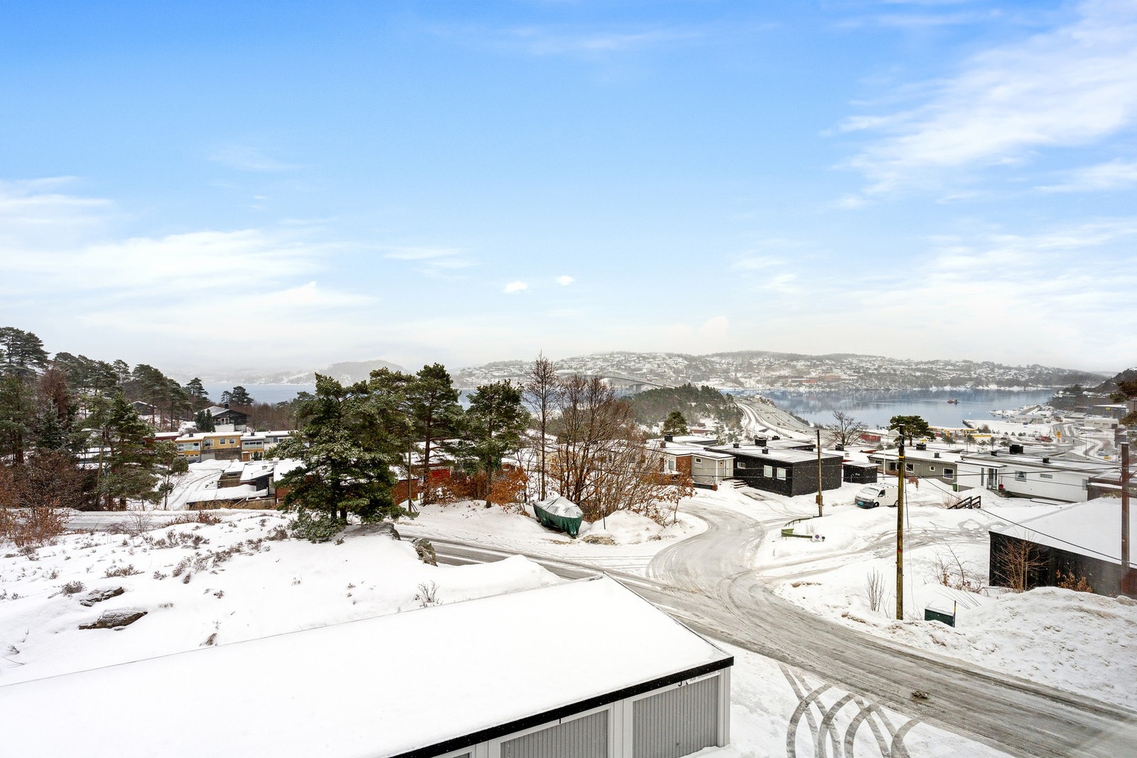 Fin utsikt til Topdalsfjorden fra østsiden av bygget Galleribilde