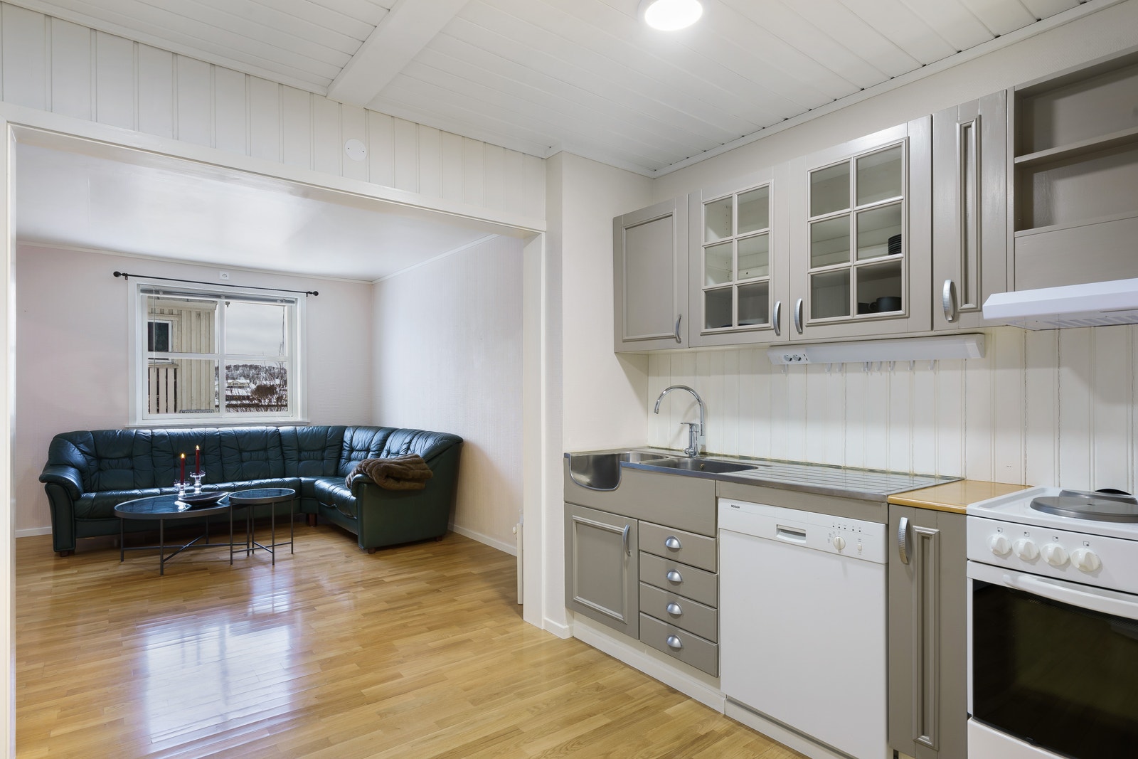 Fra kjøkken og inn til stue i utleiedel Galleribilde