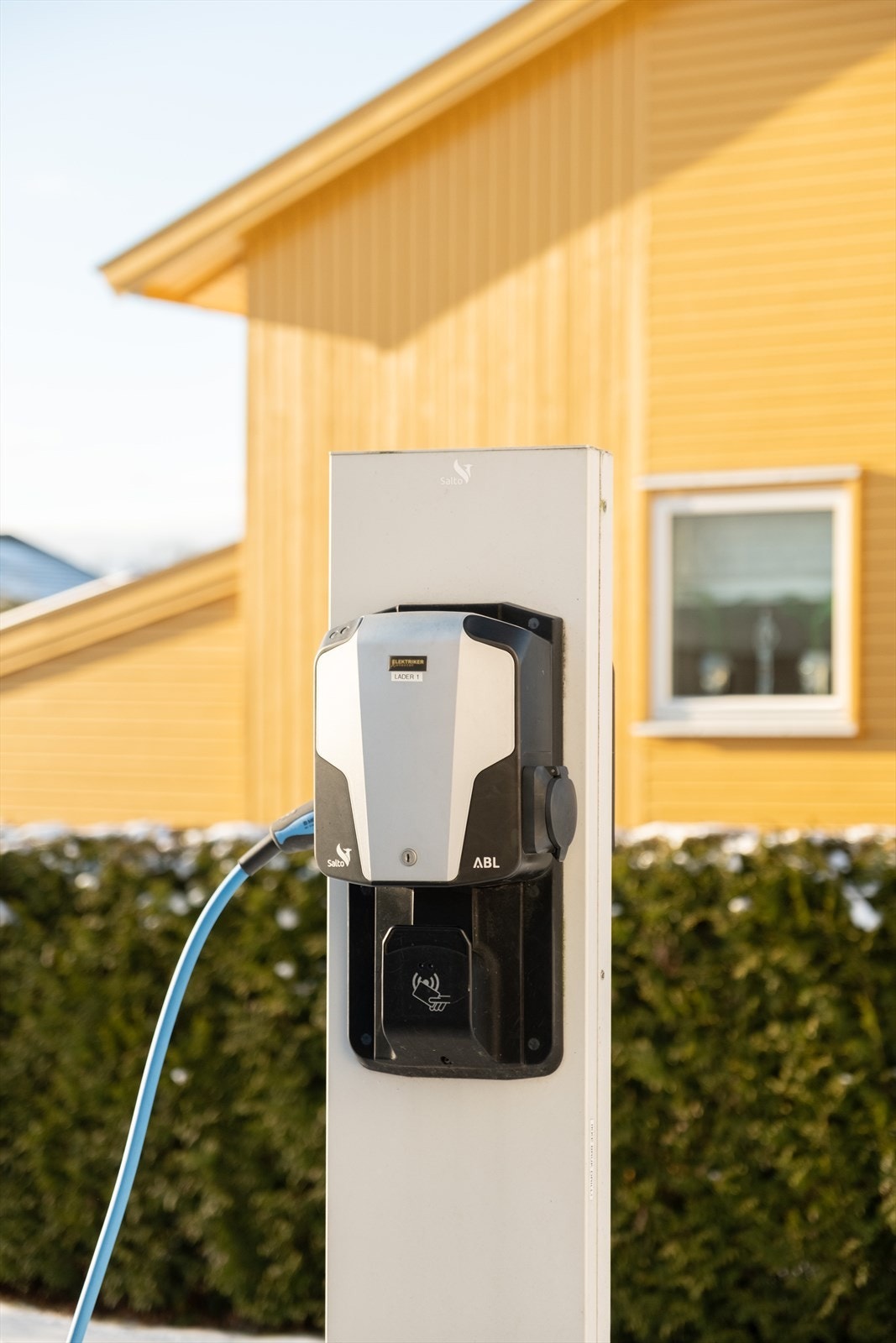 Borettslaget har felles parkeringsplass og 45 garasjeplasser for utleie som fordeles etter lister/ansiennitet. Ladepunkter er montert på området. Galleribilde