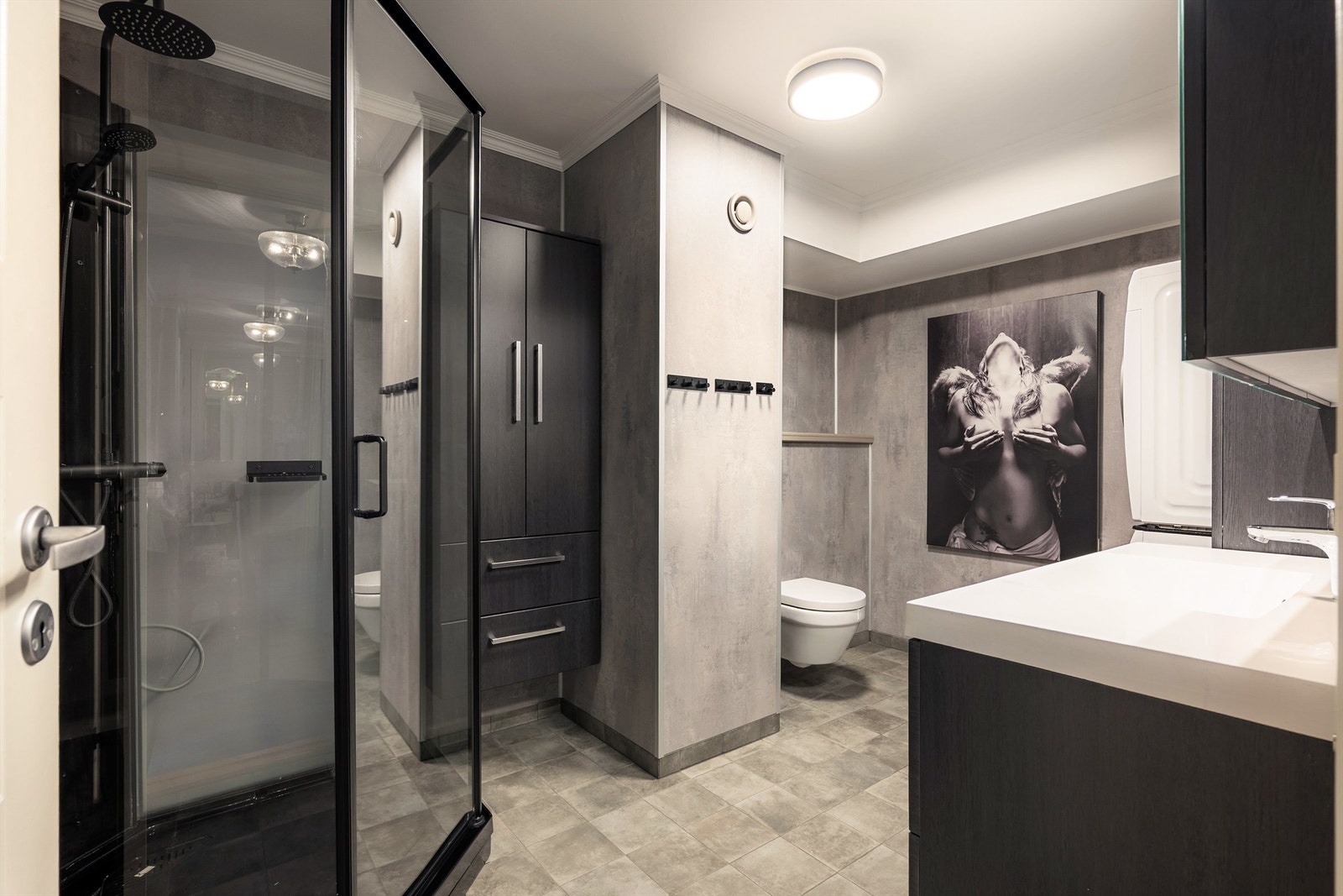 Badets generøse areal er i seg en prisverdig komfort, i tillegg til den moderne standarden. Galleribilde