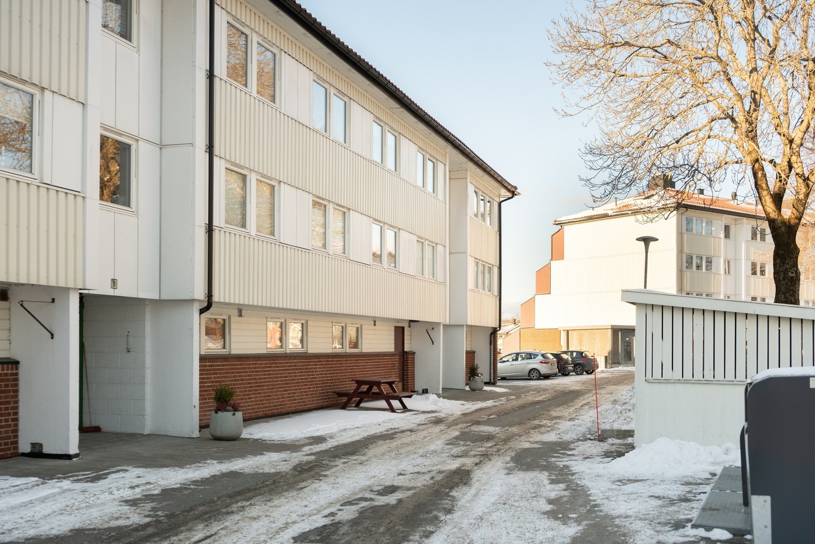 Leiligheten ligger kun én etasje opp fra hovedinngangen. Porttelefon betjenes fra leilighetens entré. Galleribilde