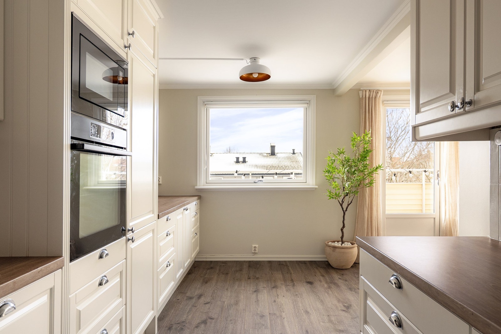 Hvitevarene på kjøkkenet er alle integrert. Stekeovnen var ny i 2025. Galleribilde