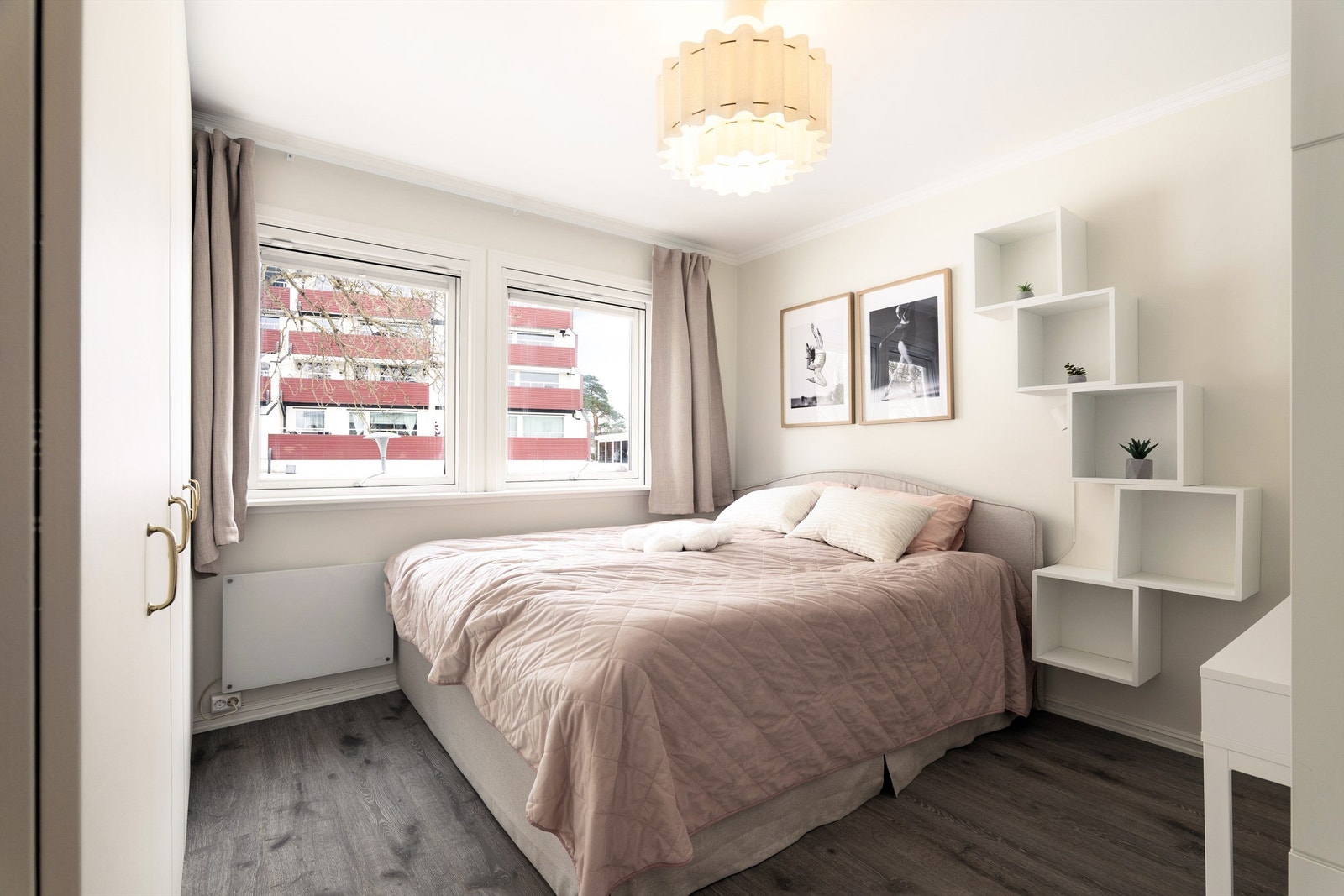 Dette og tilstøtende soverom er begge av generøs størrelse. Hvilket som skal være hovedsoverom kan du selv velge fritt. Galleribilde