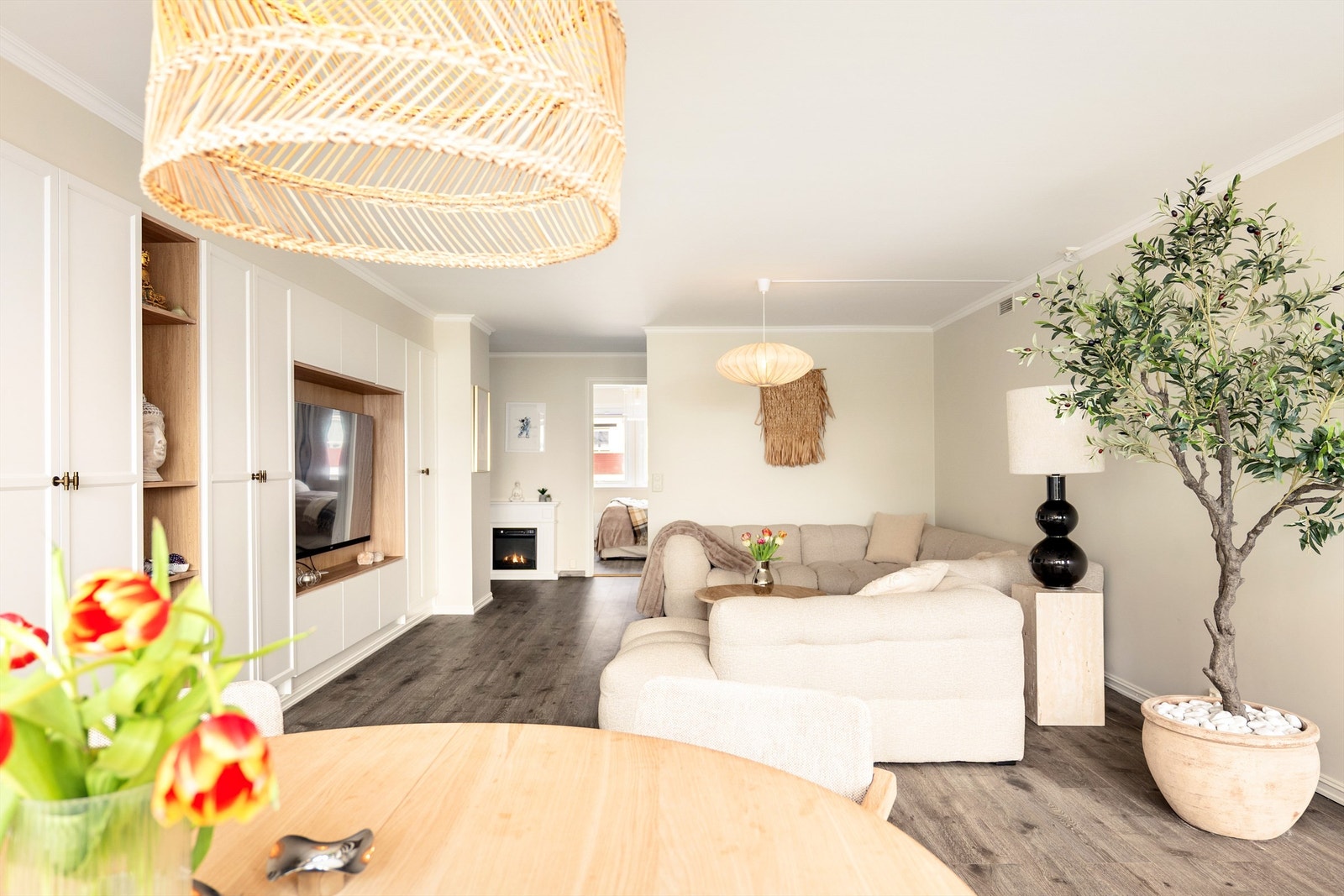 I den avlange stuen er det god plass til to større sittegrupper. Galleribilde