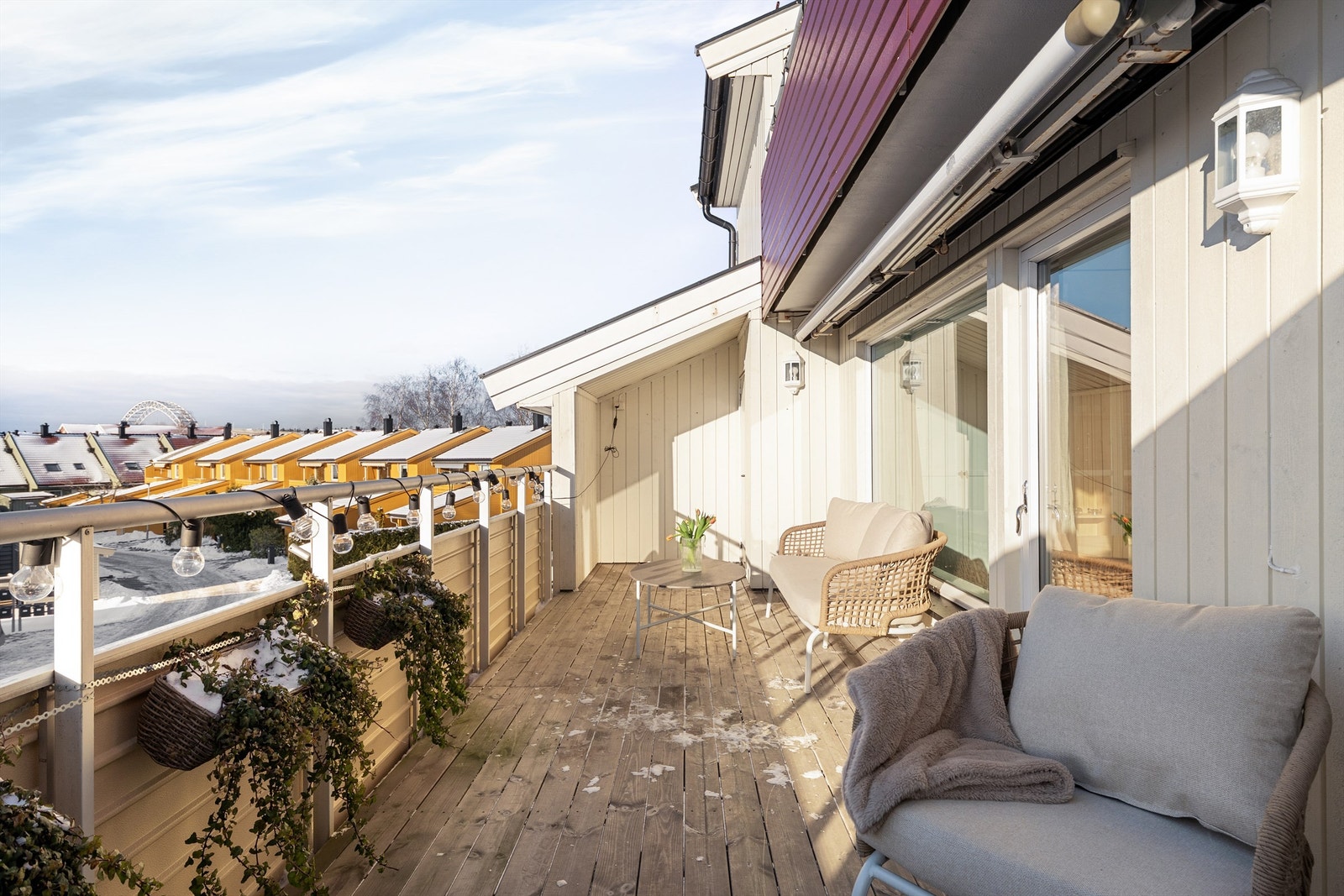 Altanen ble renovert i regi av borettslaget i 2023. En praktisk bod til oppbevaring av blant annet puter er tilgjengelig fra altanens overbyggede del.
Fotograf; Kristoffer Kristiansen. Galleribilde